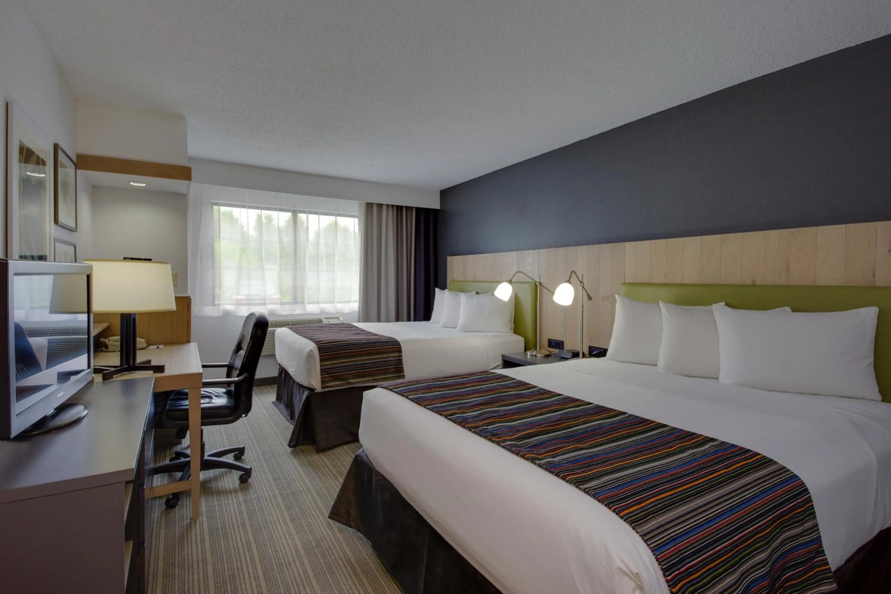 Photo of the whole room, Bed in Country Inn & Suites by Radisson, Frederick, MD