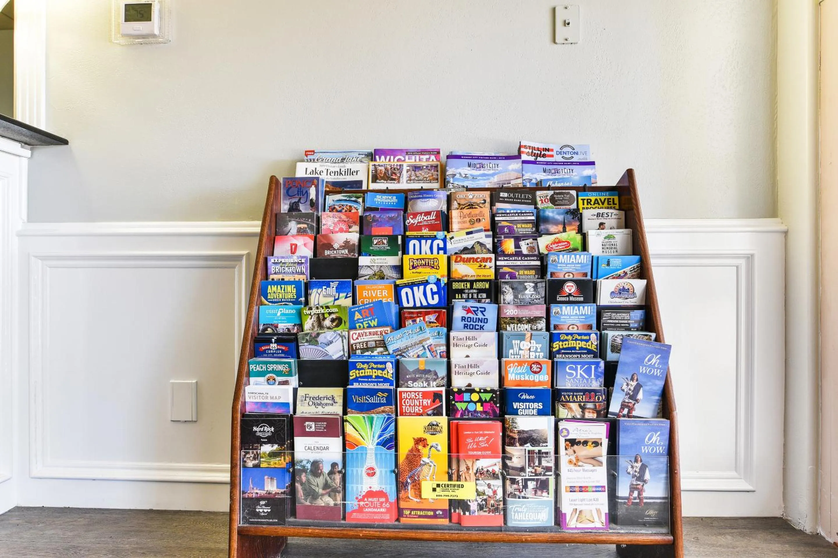 Lobby or reception in OYO Townhouse Oklahoma City Airport
