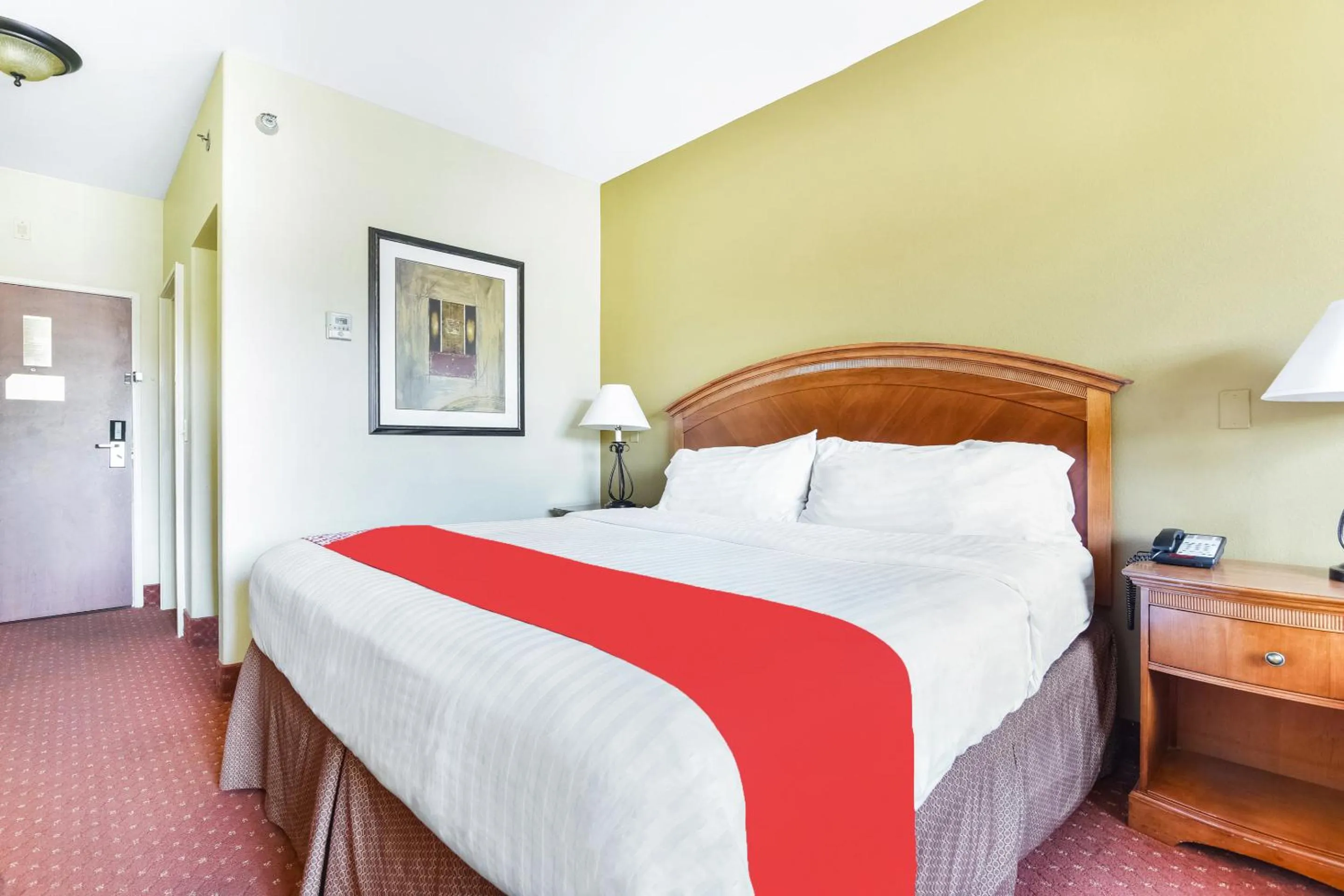 Bed in OYO Townhouse Oklahoma City Airport