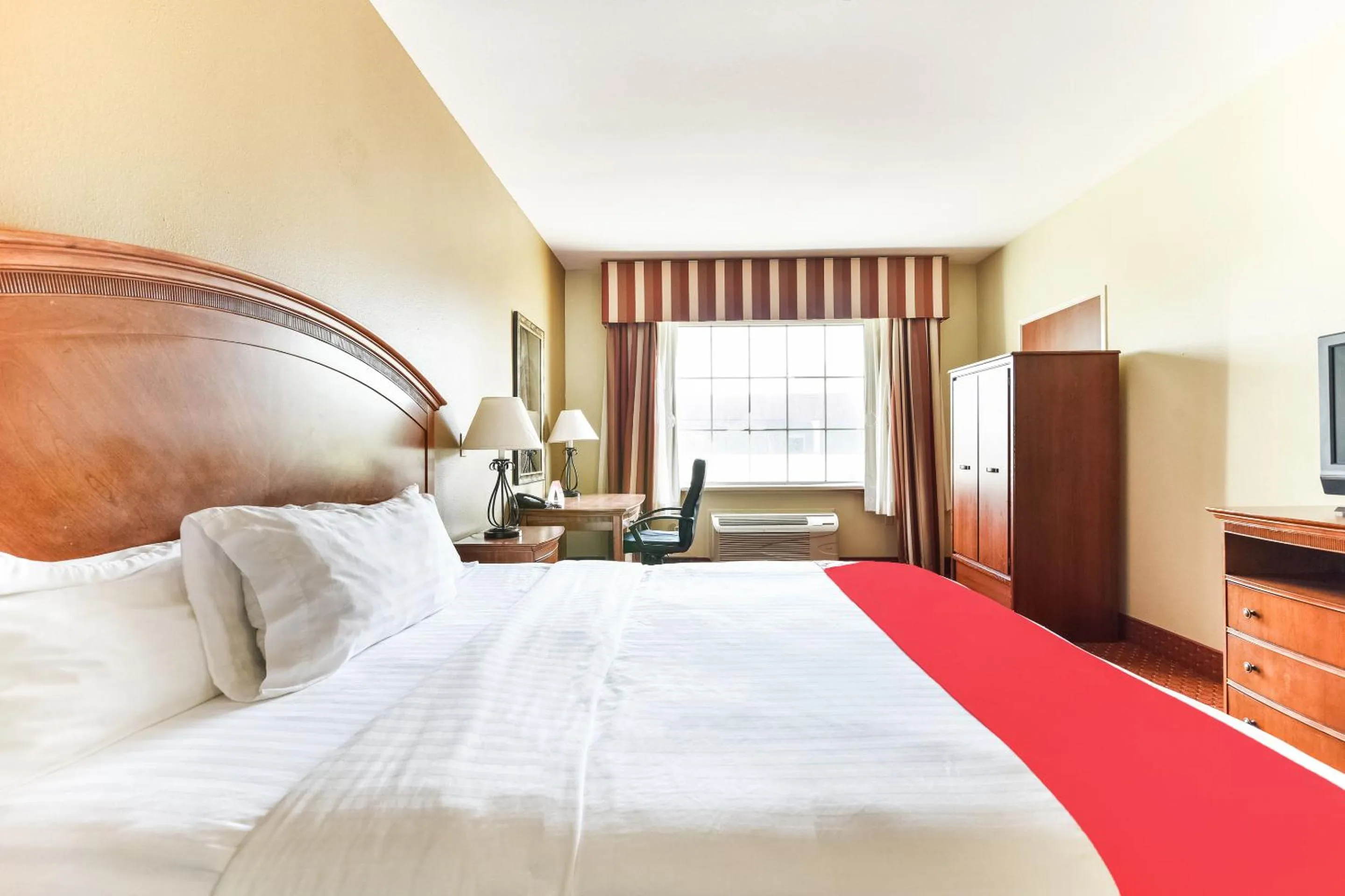 Bedroom, Bed in OYO Townhouse Oklahoma City Airport