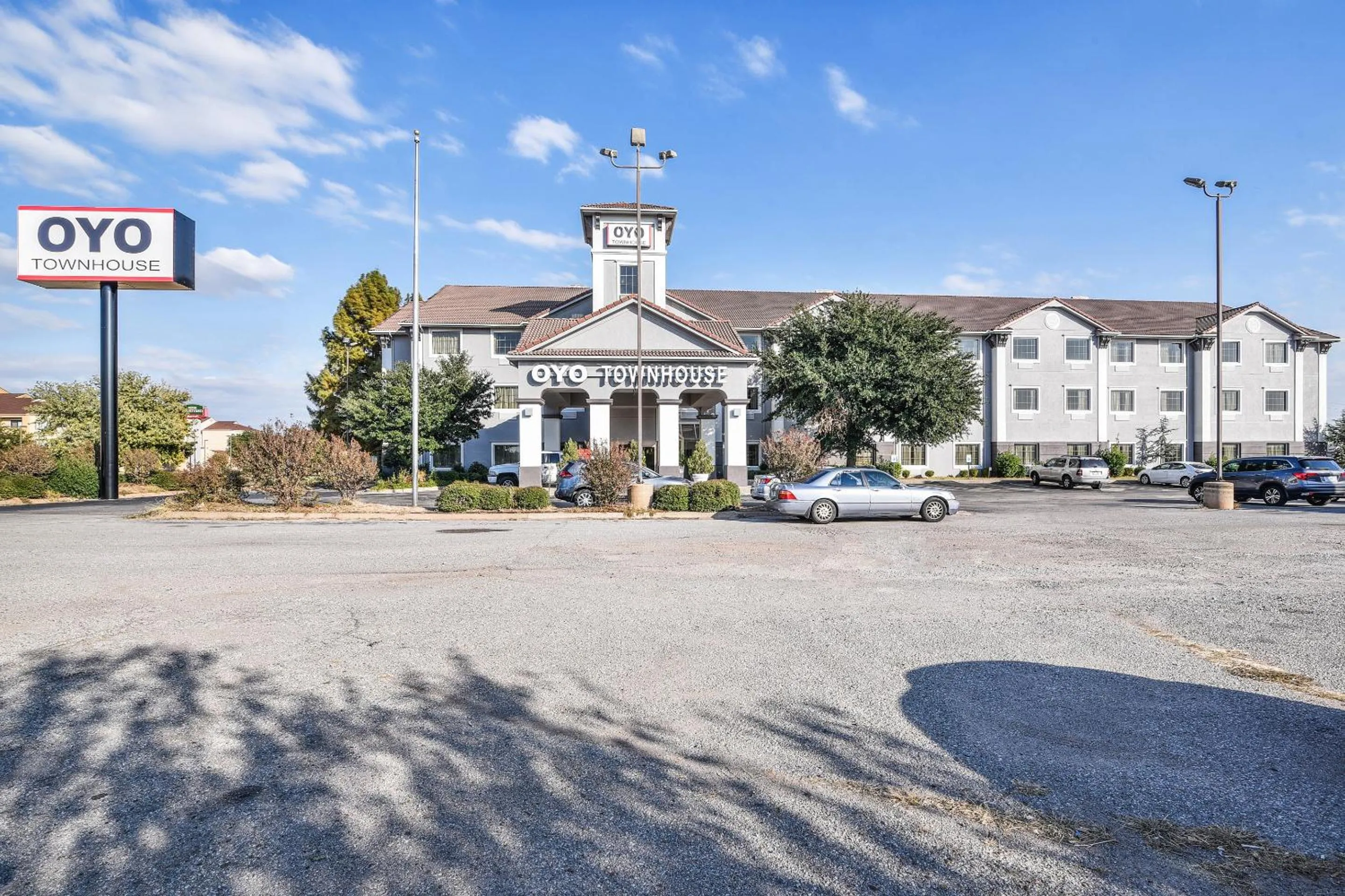 Facade/entrance in OYO Townhouse Oklahoma City Airport