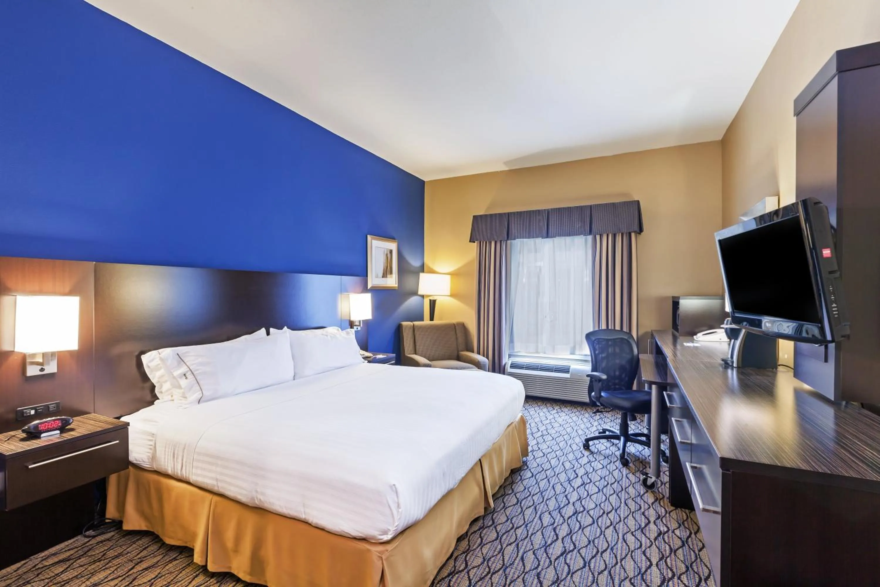 Photo of the whole room, Bed in Holiday Inn Express Hotel & Suites Houston-Downtown Convention Center by IHG