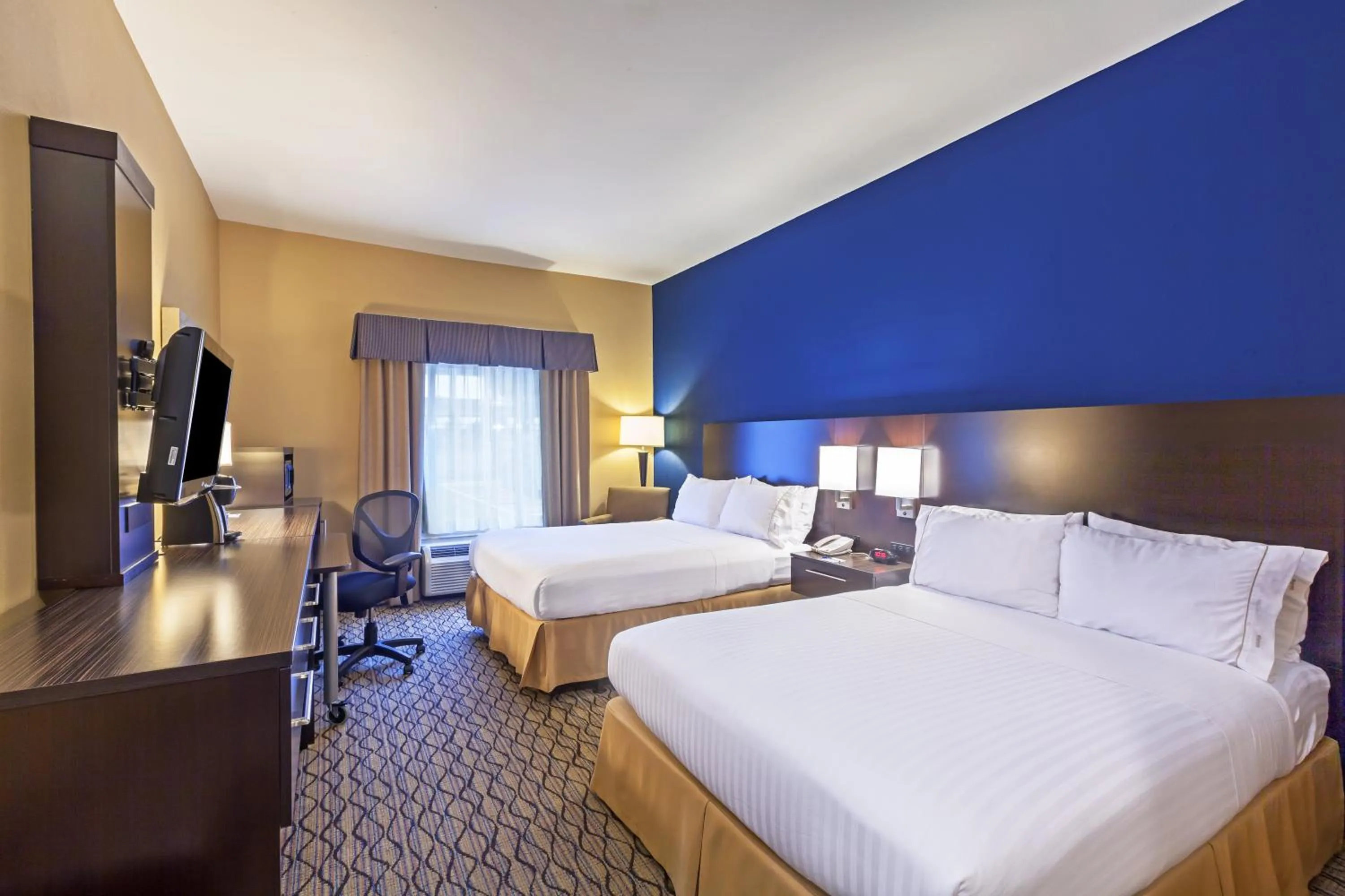 Photo of the whole room, Bed in Holiday Inn Express Hotel & Suites Houston-Downtown Convention Center by IHG