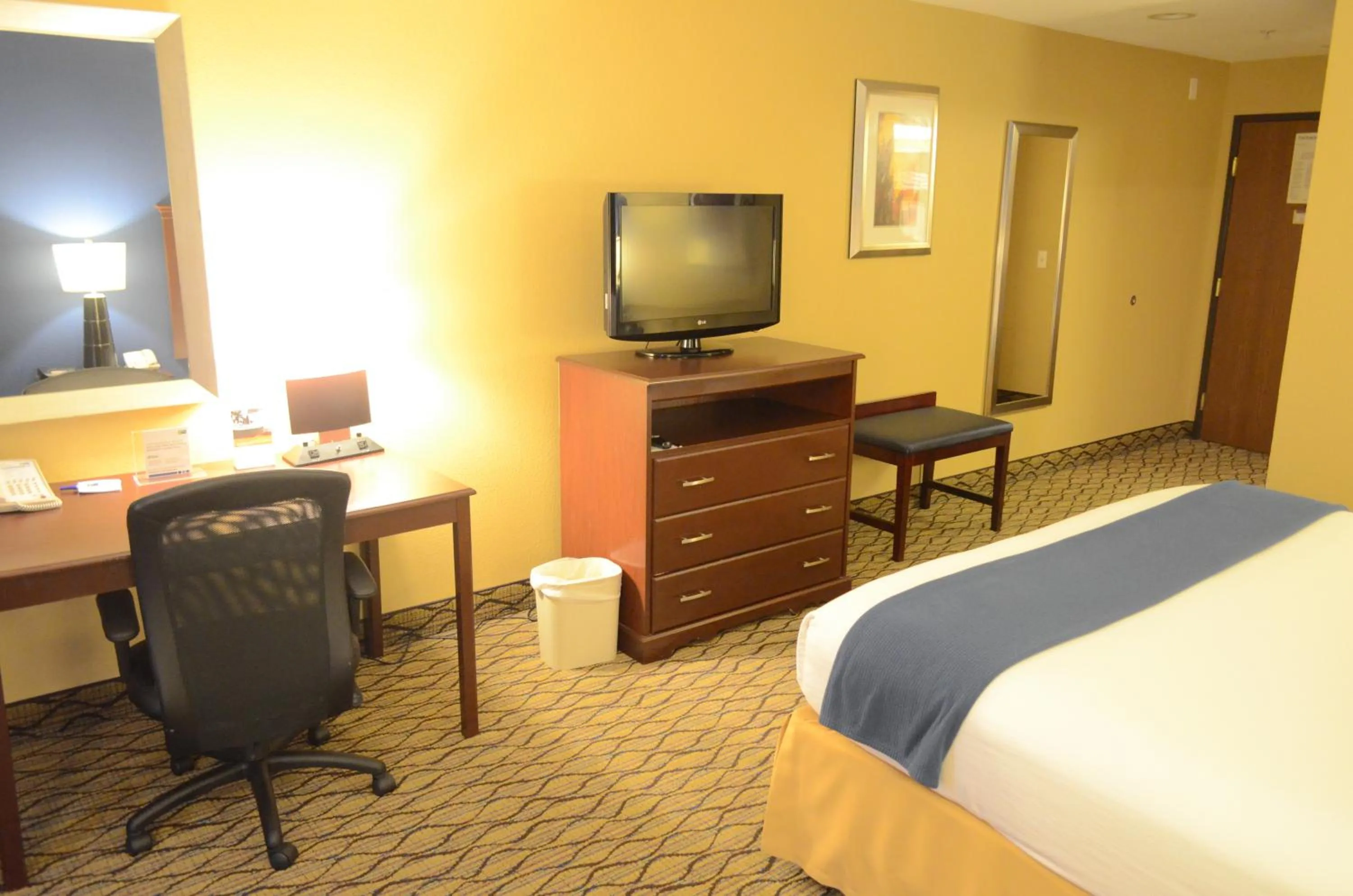 Bedroom, Bed in Holiday Inn Express Hotel & Suites Houston-Downtown Convention Center by IHG