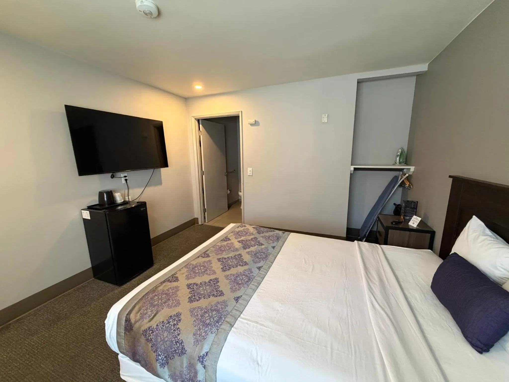 Guests, Bed in Heritage Inn San Diego