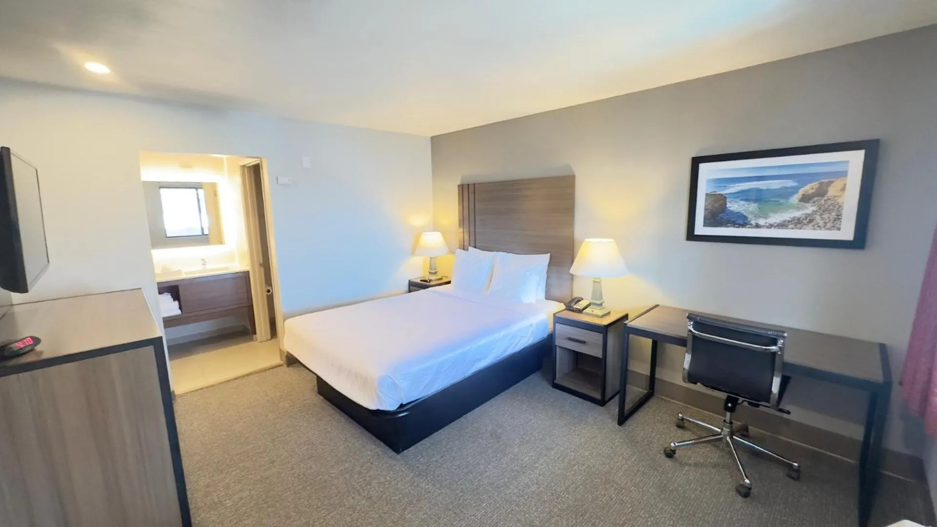 Photo of the whole room, Bed in Heritage Inn San Diego