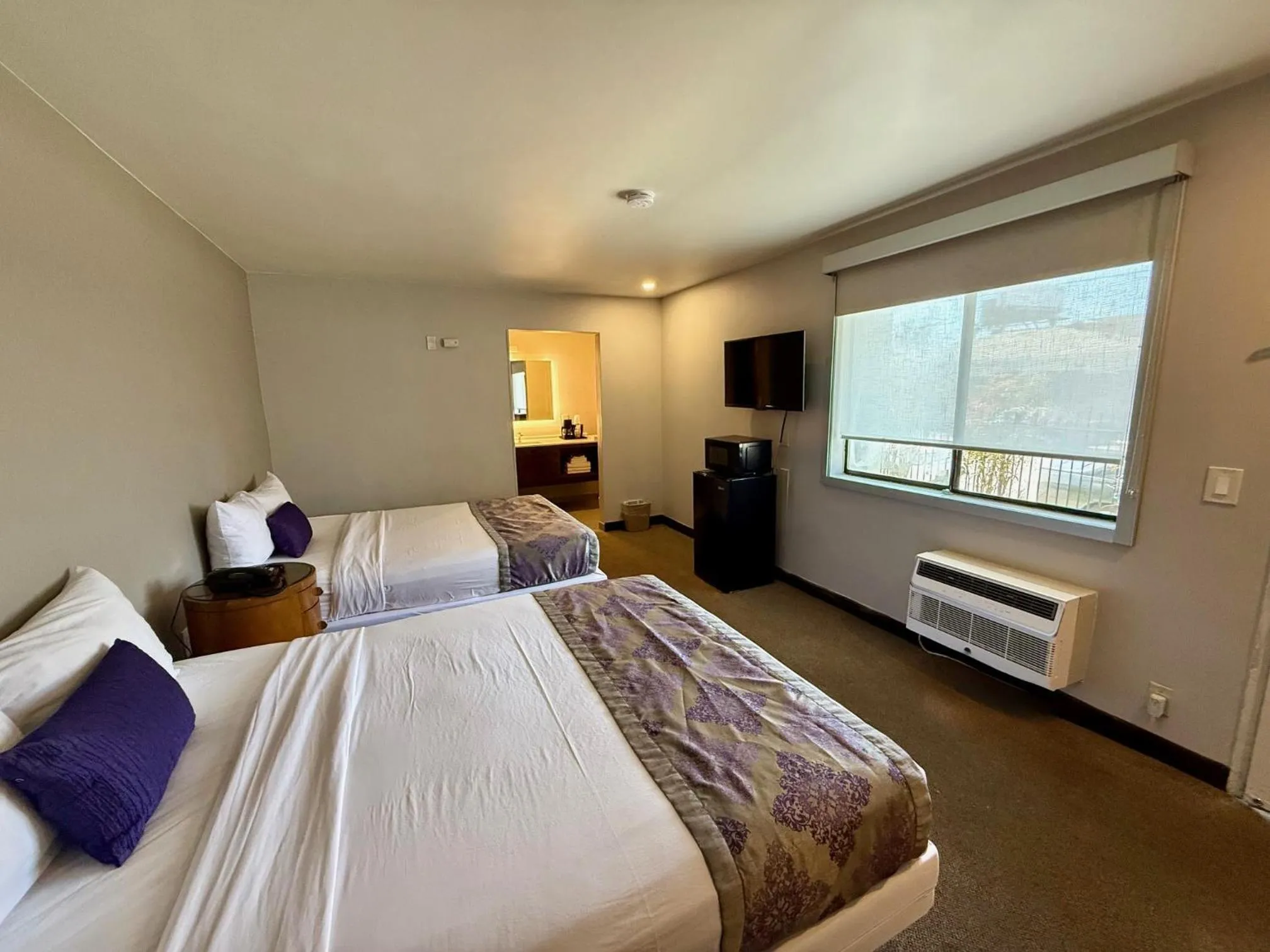 Bedroom, Bed in Heritage Inn San Diego