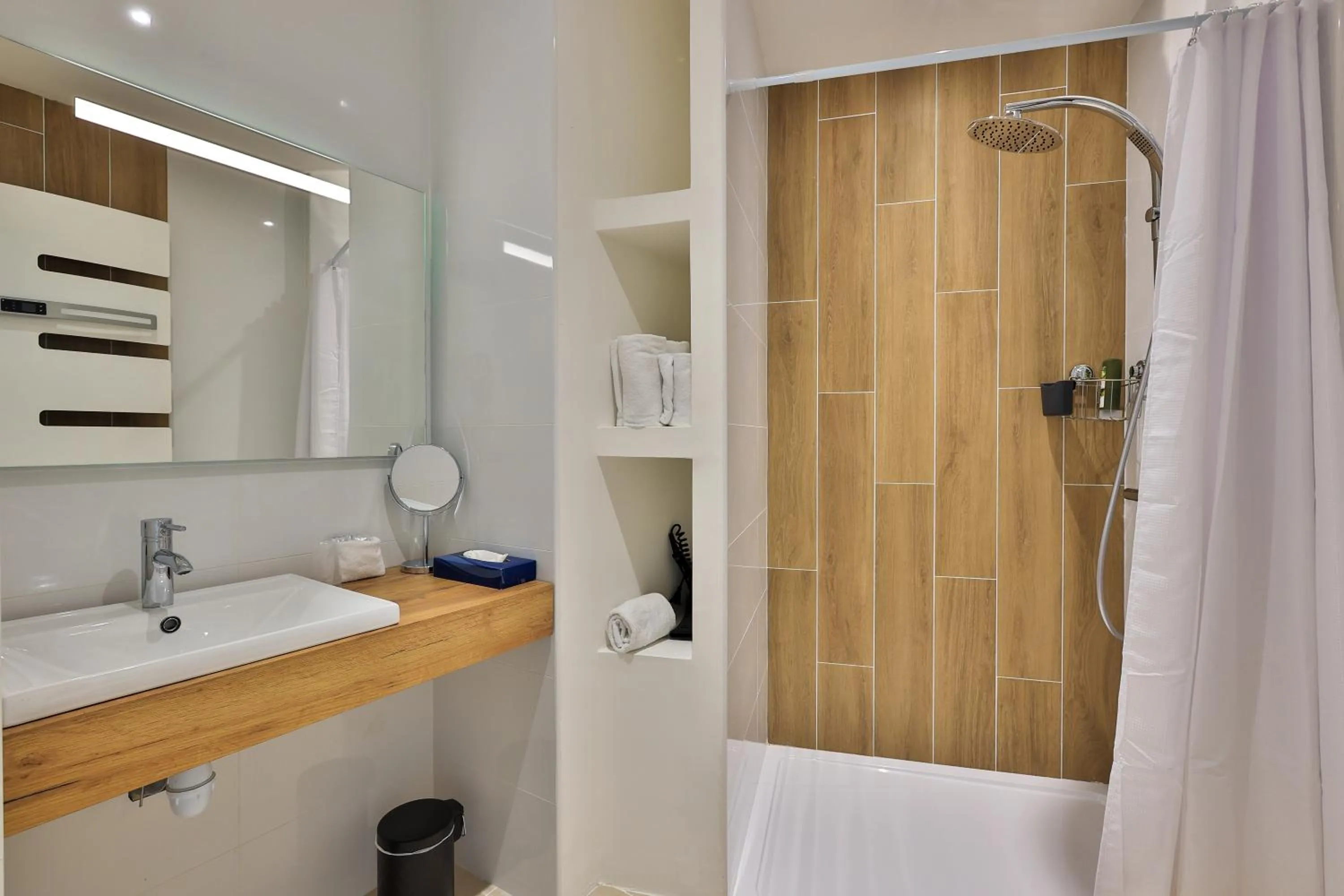 Bathroom in Logis Hôtel & Spa Déjeunez Sous L'Arbre