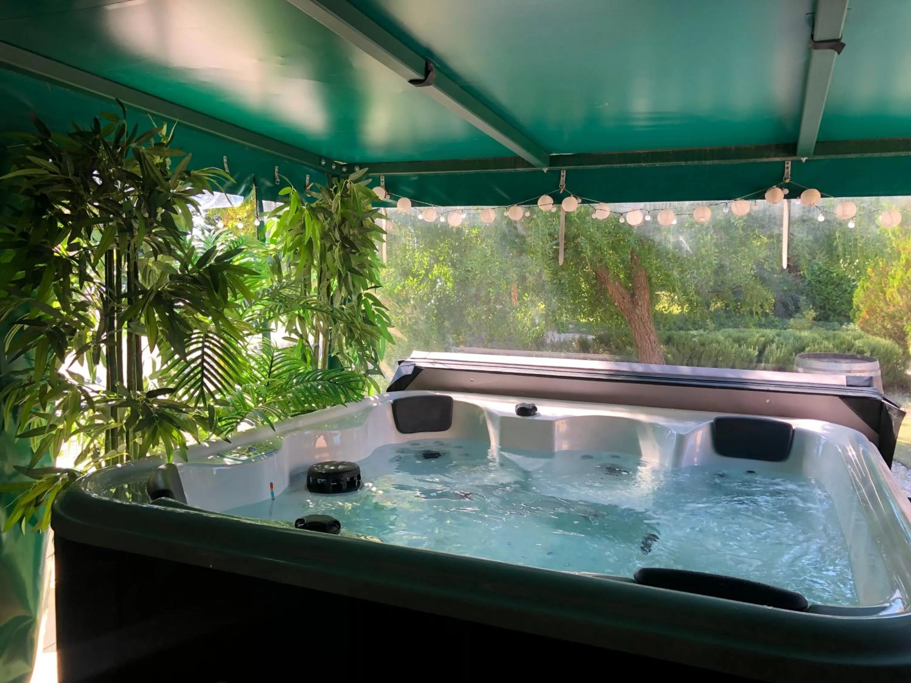 Hot Tub in Logis Hôtel & Spa Déjeunez Sous L'Arbre