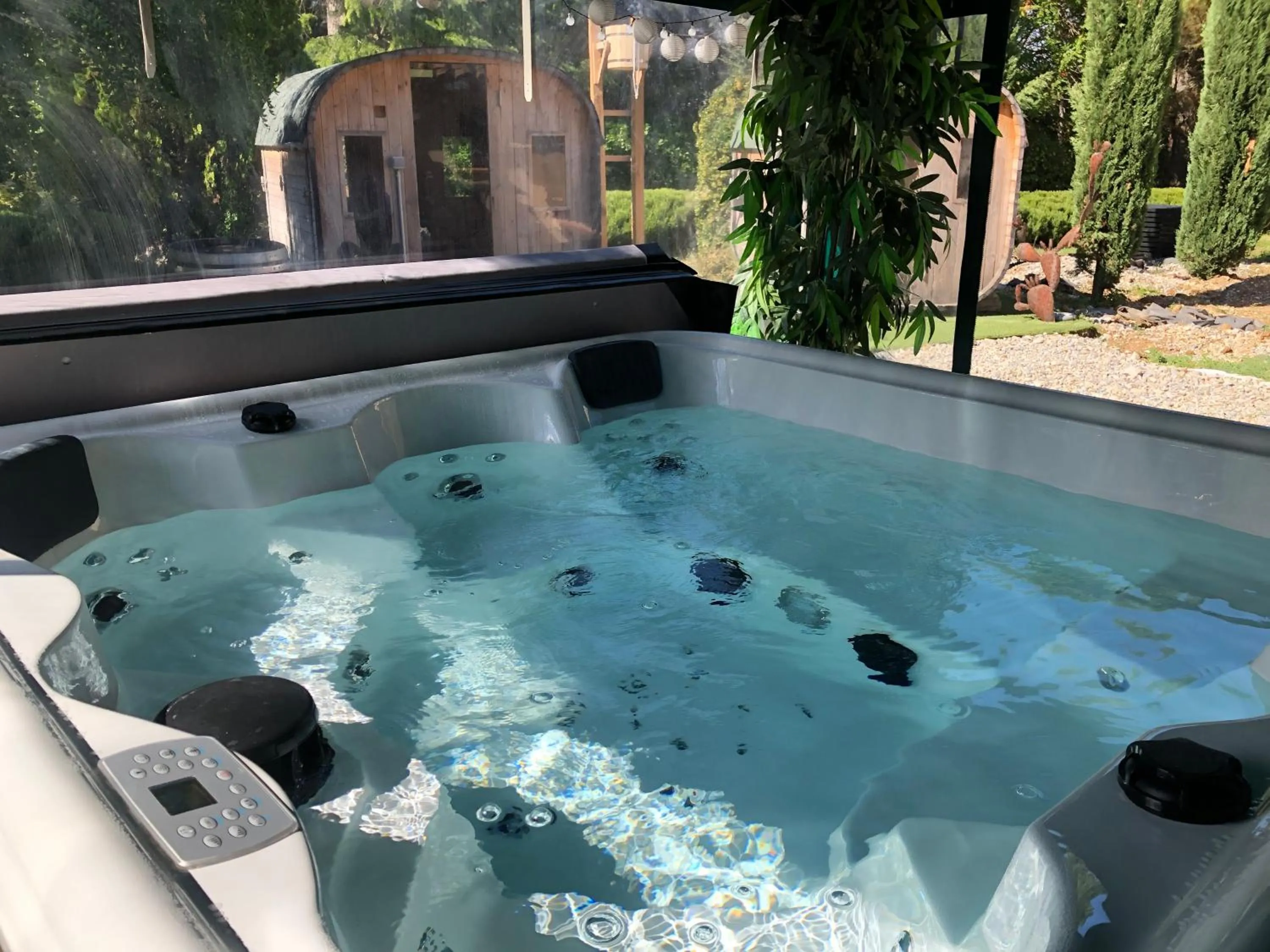Hot Tub in Logis Hôtel & Spa Déjeunez Sous L'Arbre