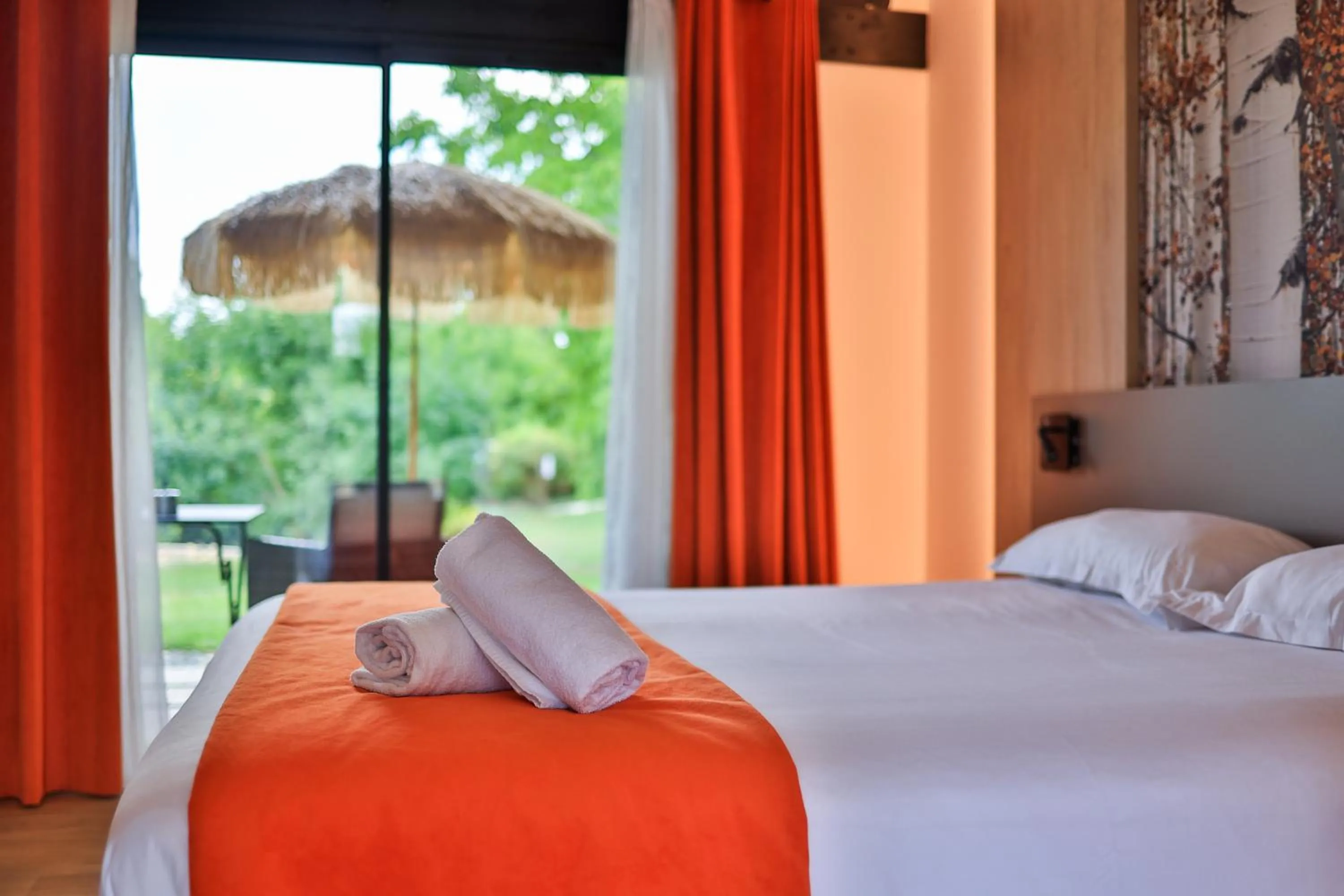 Bed in Logis Hôtel & Spa Déjeunez Sous L'Arbre