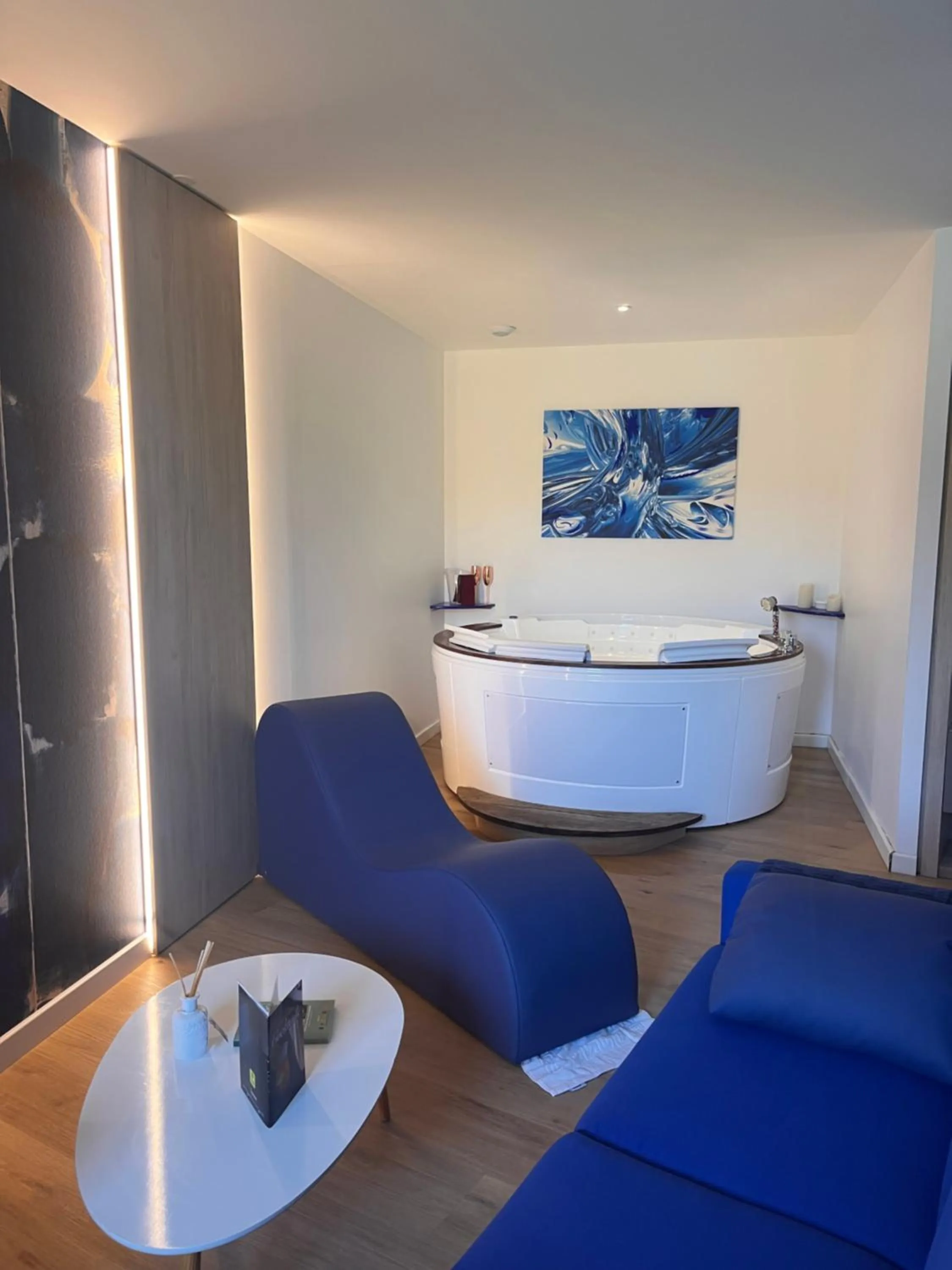 Hot Tub in Logis Hôtel & Spa Déjeunez Sous L'Arbre