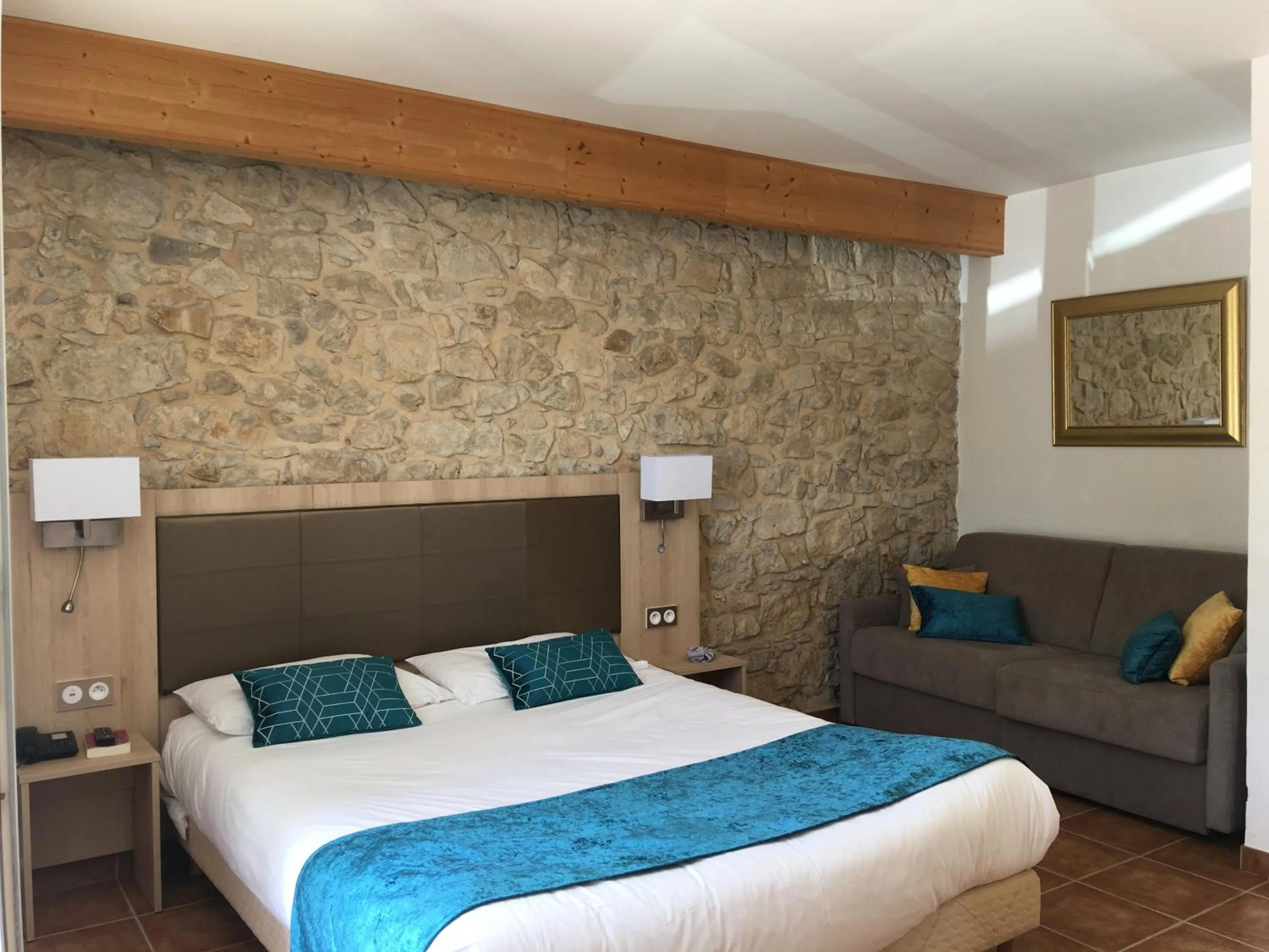 Bedroom, Bed in Logis Hôtel & Spa Déjeunez Sous L'Arbre