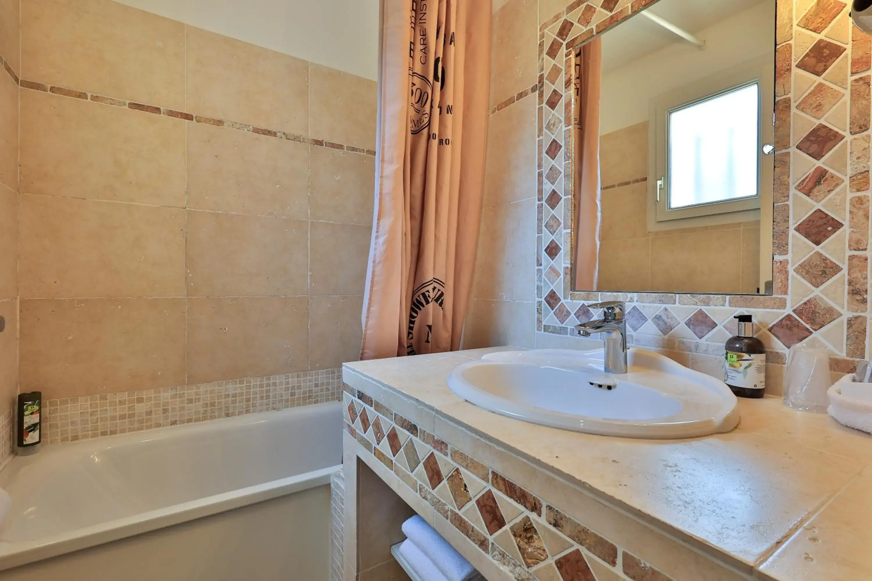 Suite Sante Victoire in Logis Hôtel & Spa Déjeunez Sous L'Arbre Suite Sante Victoire in Logis Hôtel & Spa Déjeunez Sous L'Arbre