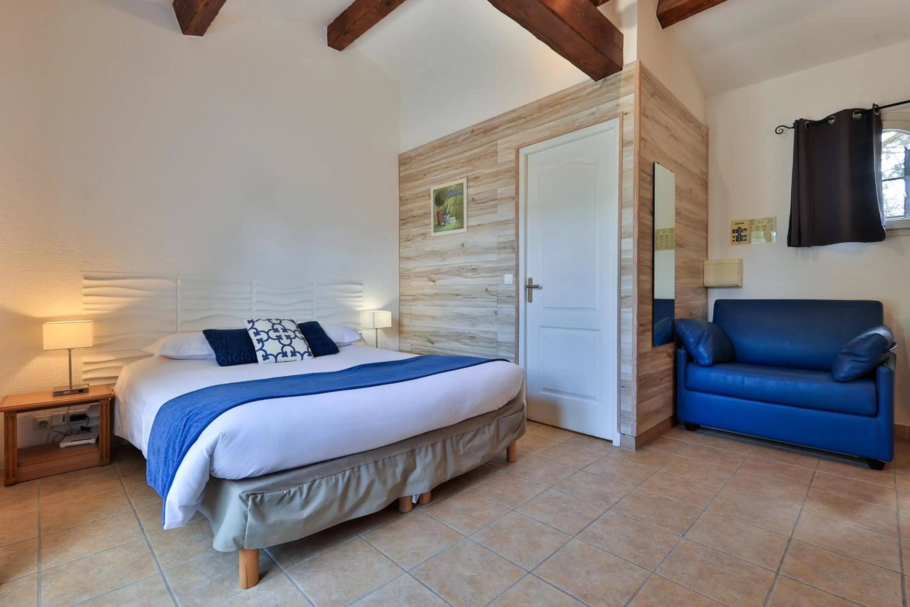 Bed in Logis Hôtel & Spa Déjeunez Sous L'Arbre