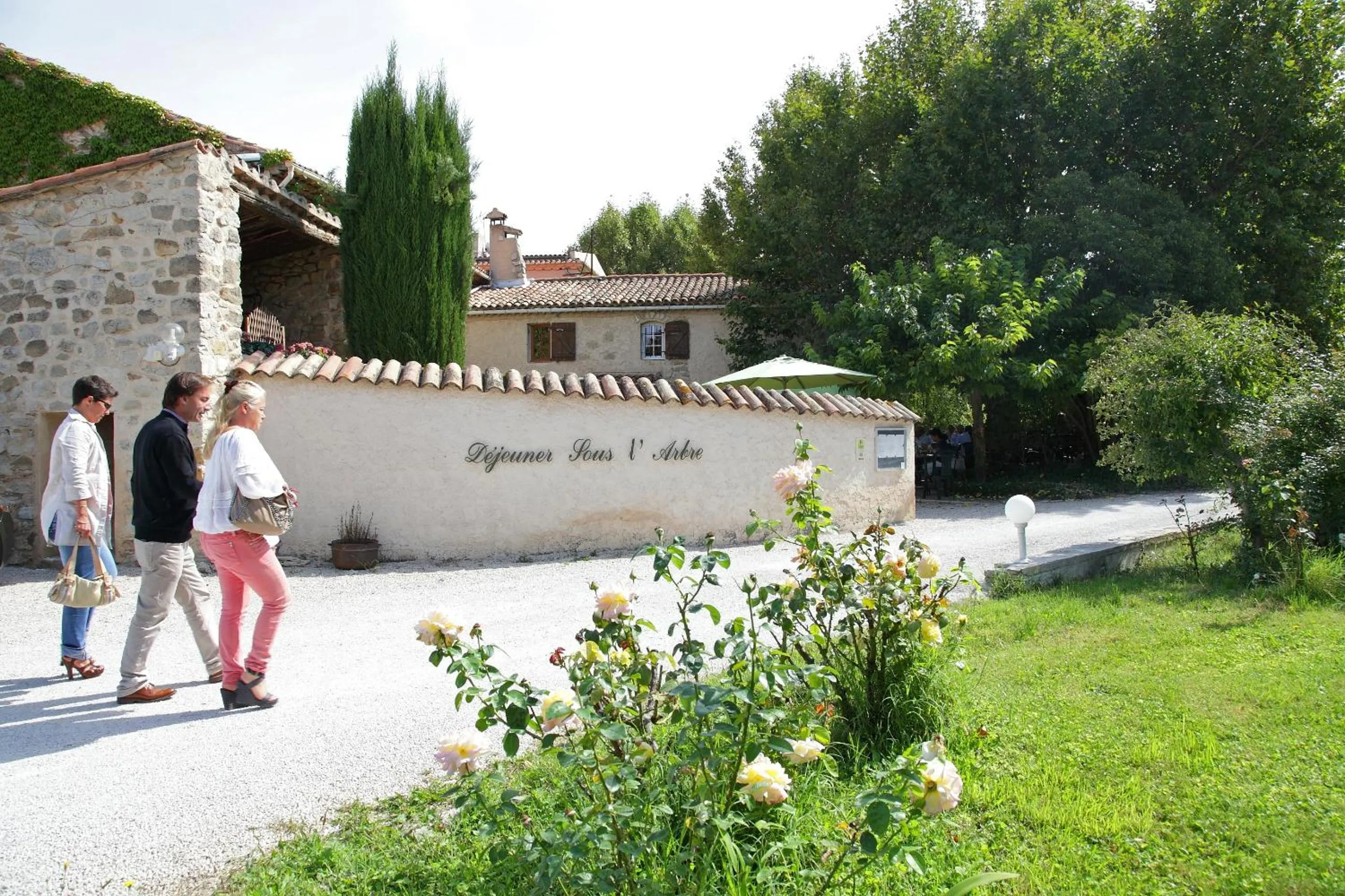 Garden in Logis Hôtel & Spa Déjeunez Sous L'Arbre