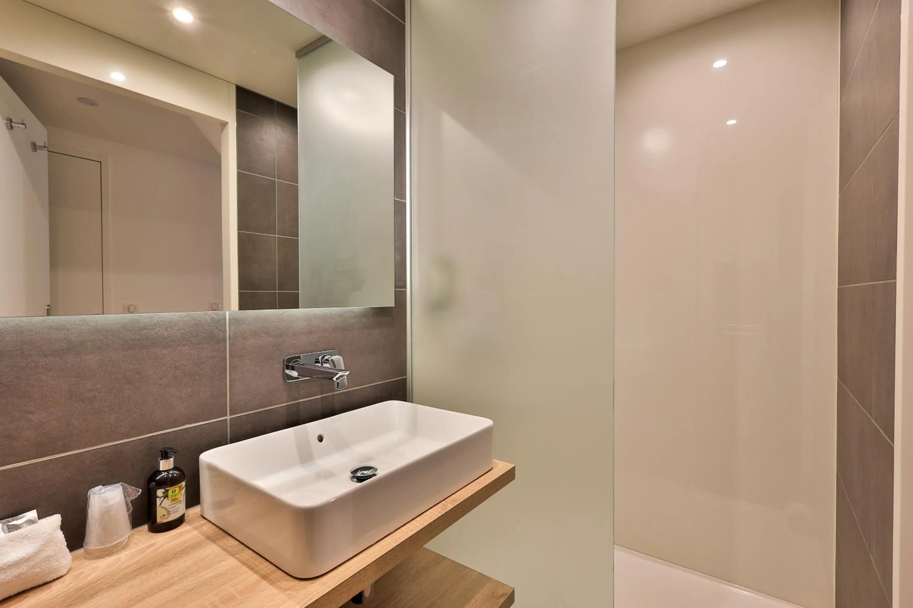 Bathroom in Logis Hôtel & Spa Déjeunez Sous L'Arbre