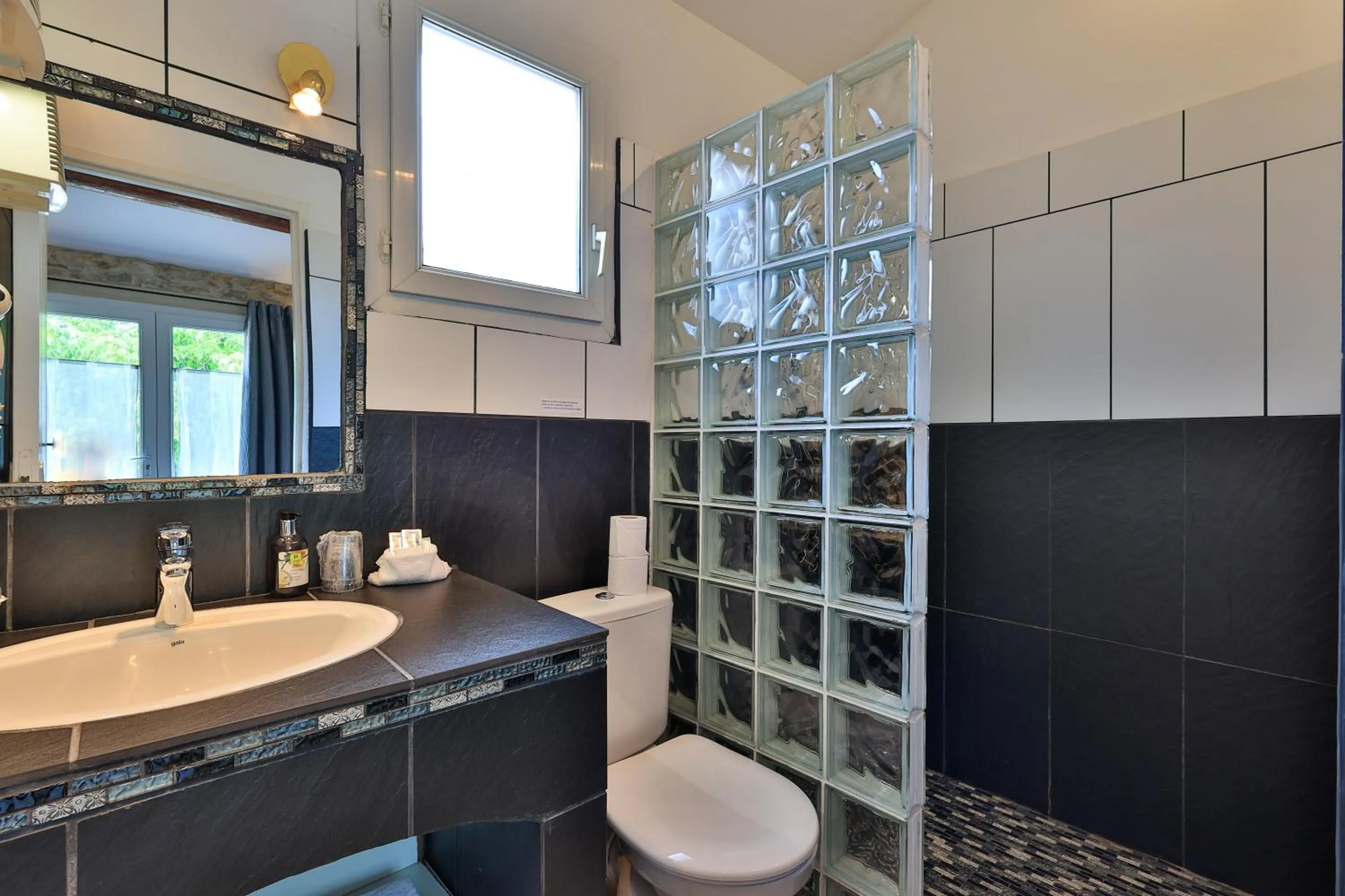 Bathroom in Logis Hôtel & Spa Déjeunez Sous L'Arbre