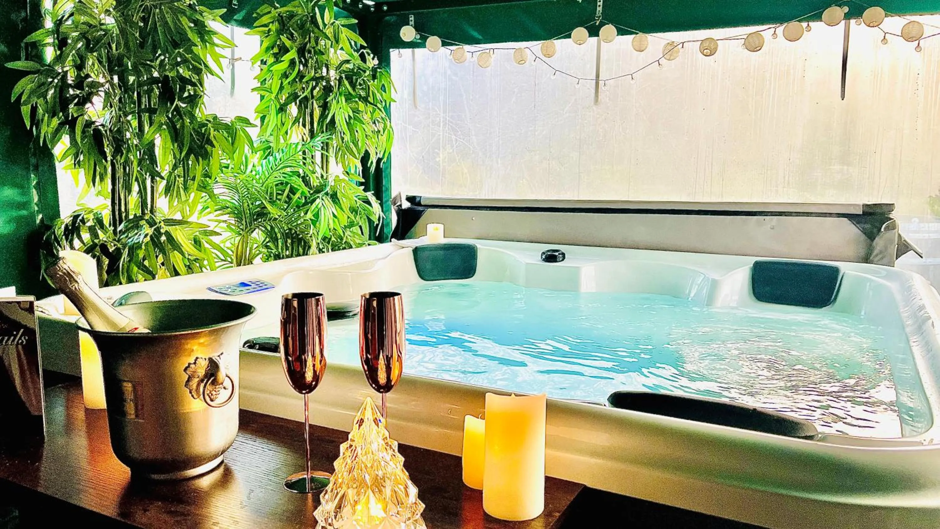 Hot Tub in Logis Hôtel & Spa Déjeunez Sous L'Arbre