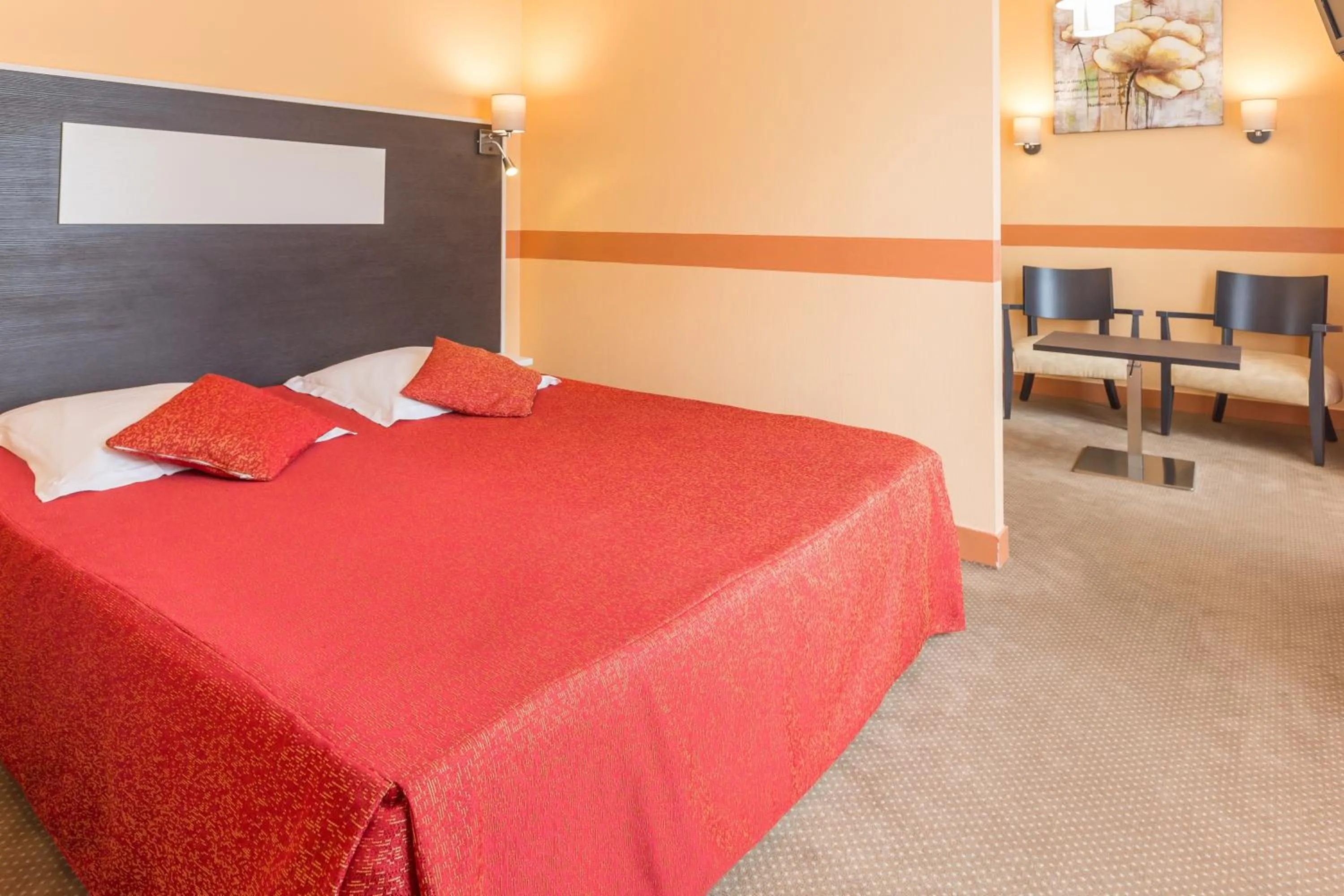 Bed in Logis Hôtel & Restaurant d'Angleterre