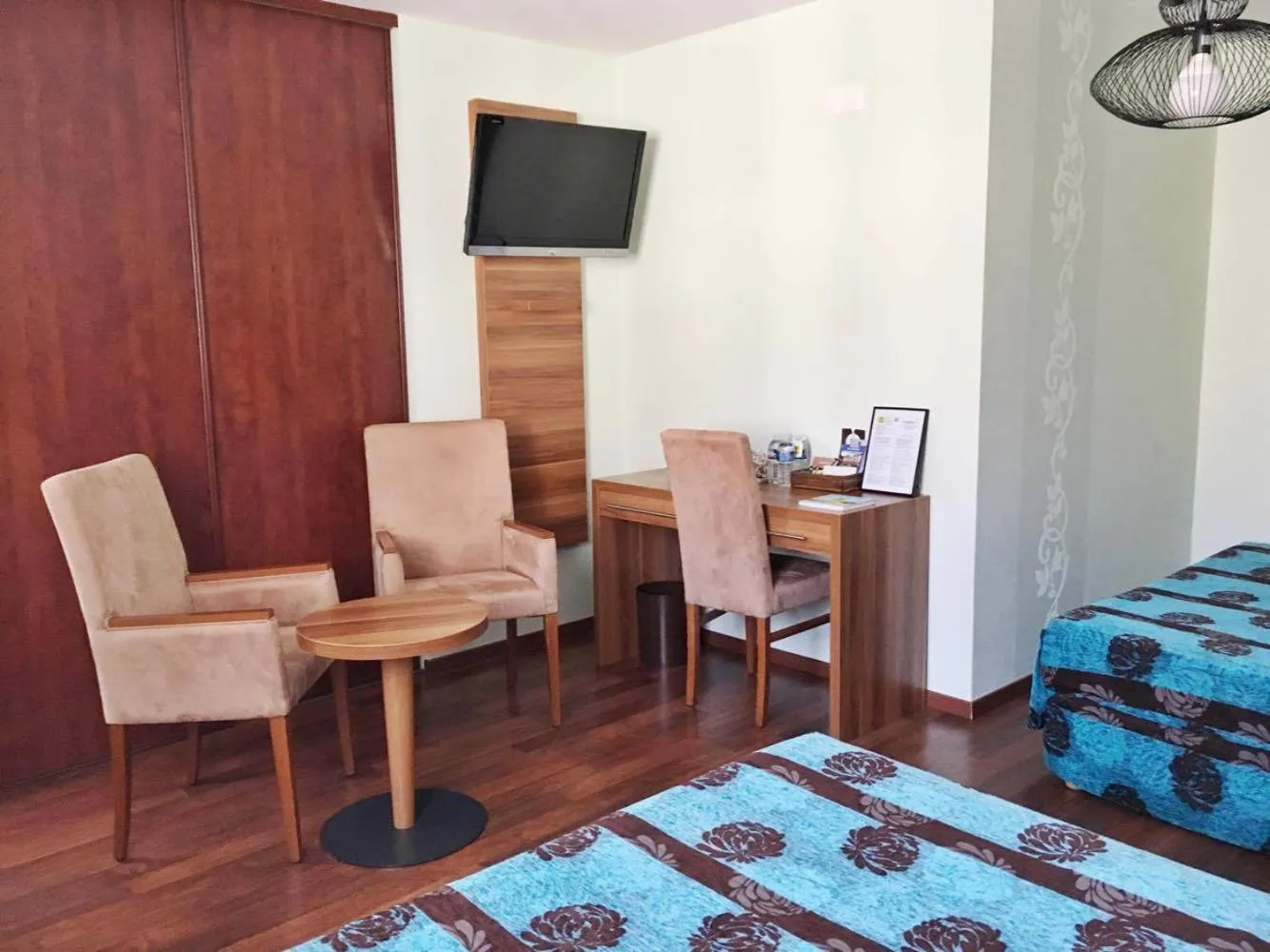 TV and multimedia, Bed in Logis Hôtel & Restaurant d'Angleterre