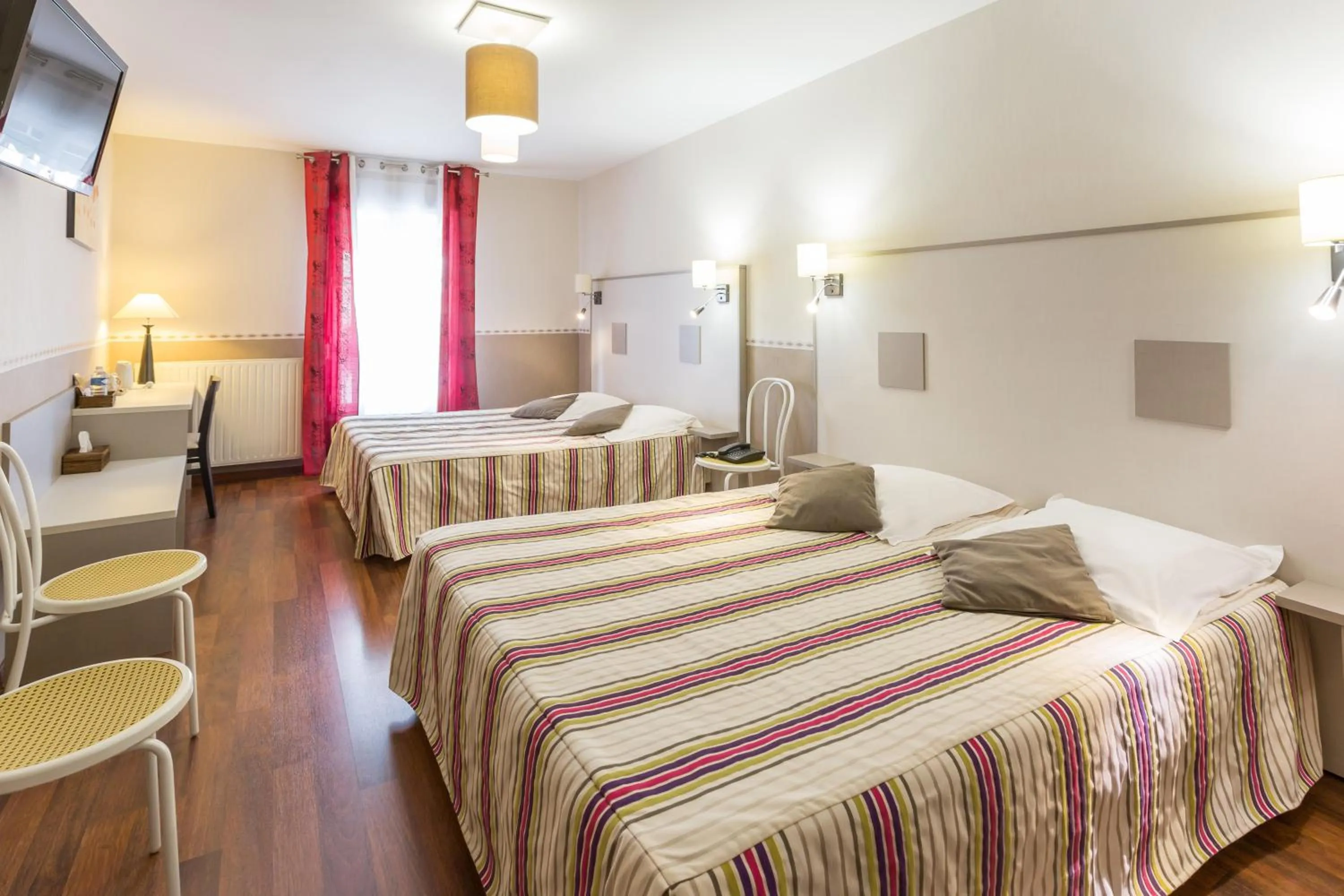 Bed in Logis Hôtel & Restaurant d'Angleterre