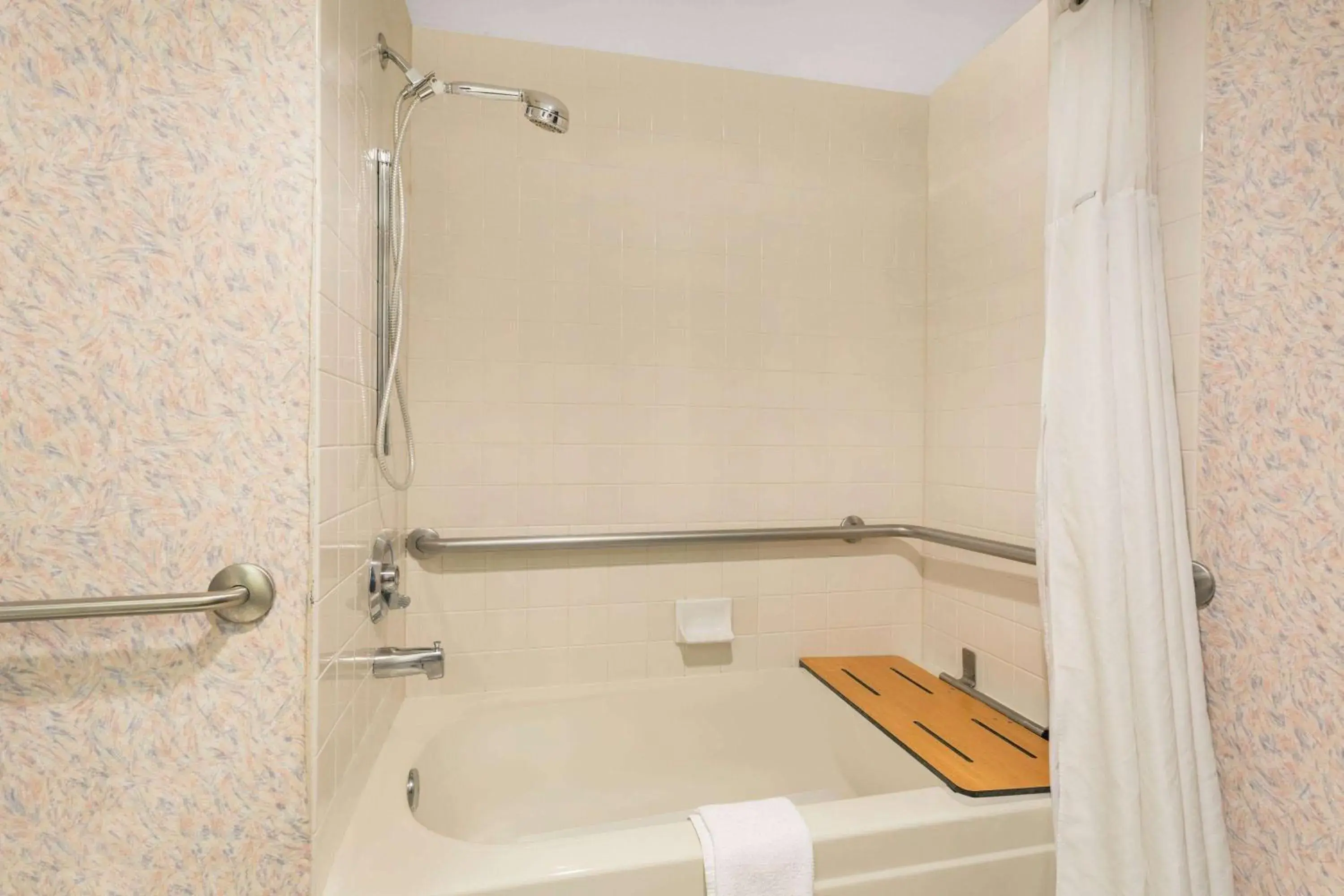 Double Room with Bathtub with Grab Bars - Mobility Accessible/Non-Smoking in Ramada by Wyndham Kent Seattle Area Double Room with Bathtub with Grab Bars - Mobility Accessible/Non-Smoking in Ramada by Wyndham Kent Seattle Area