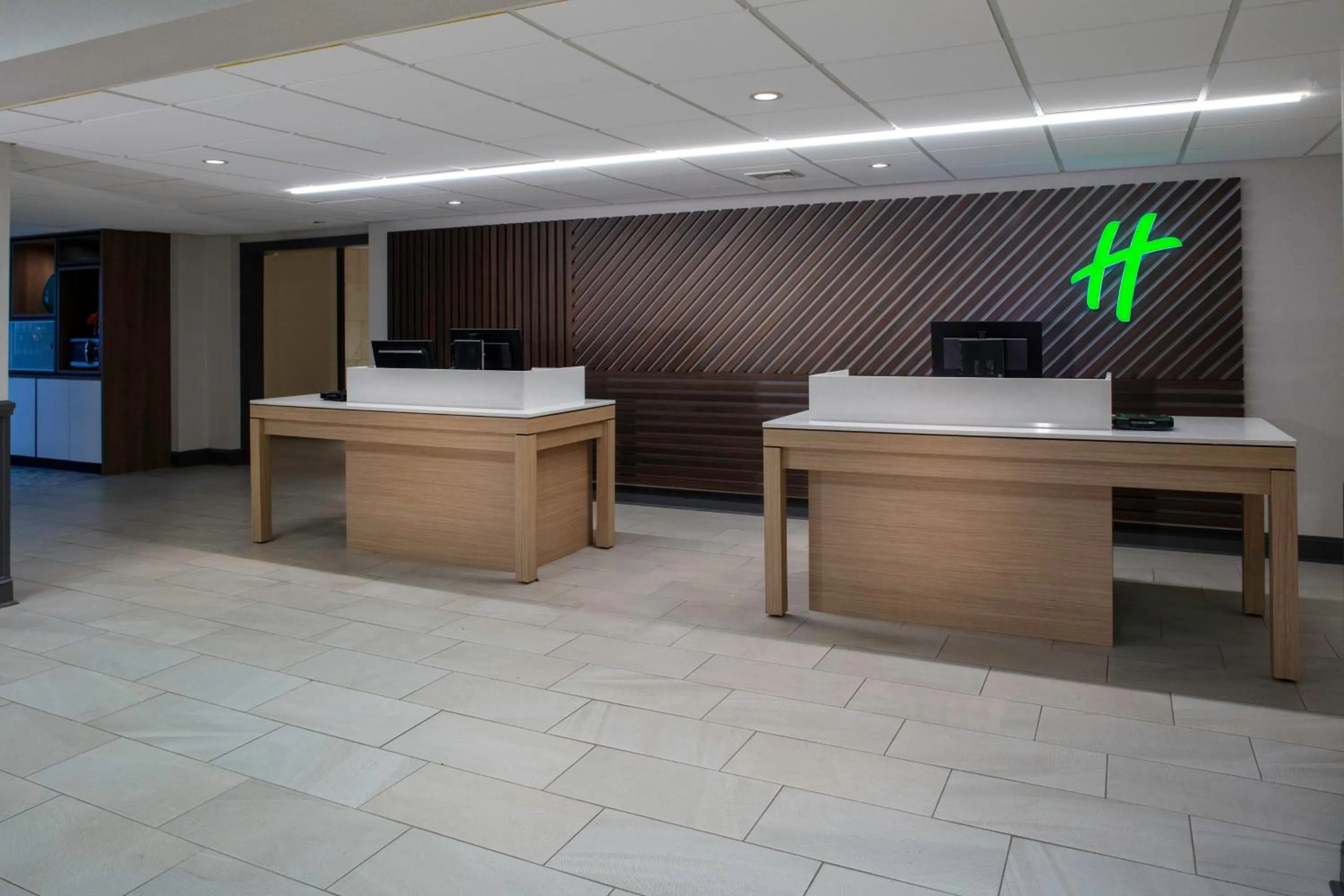 Property building, Lobby/Reception in Holiday Inn & Suites Marlborough, an IHG Hotel 