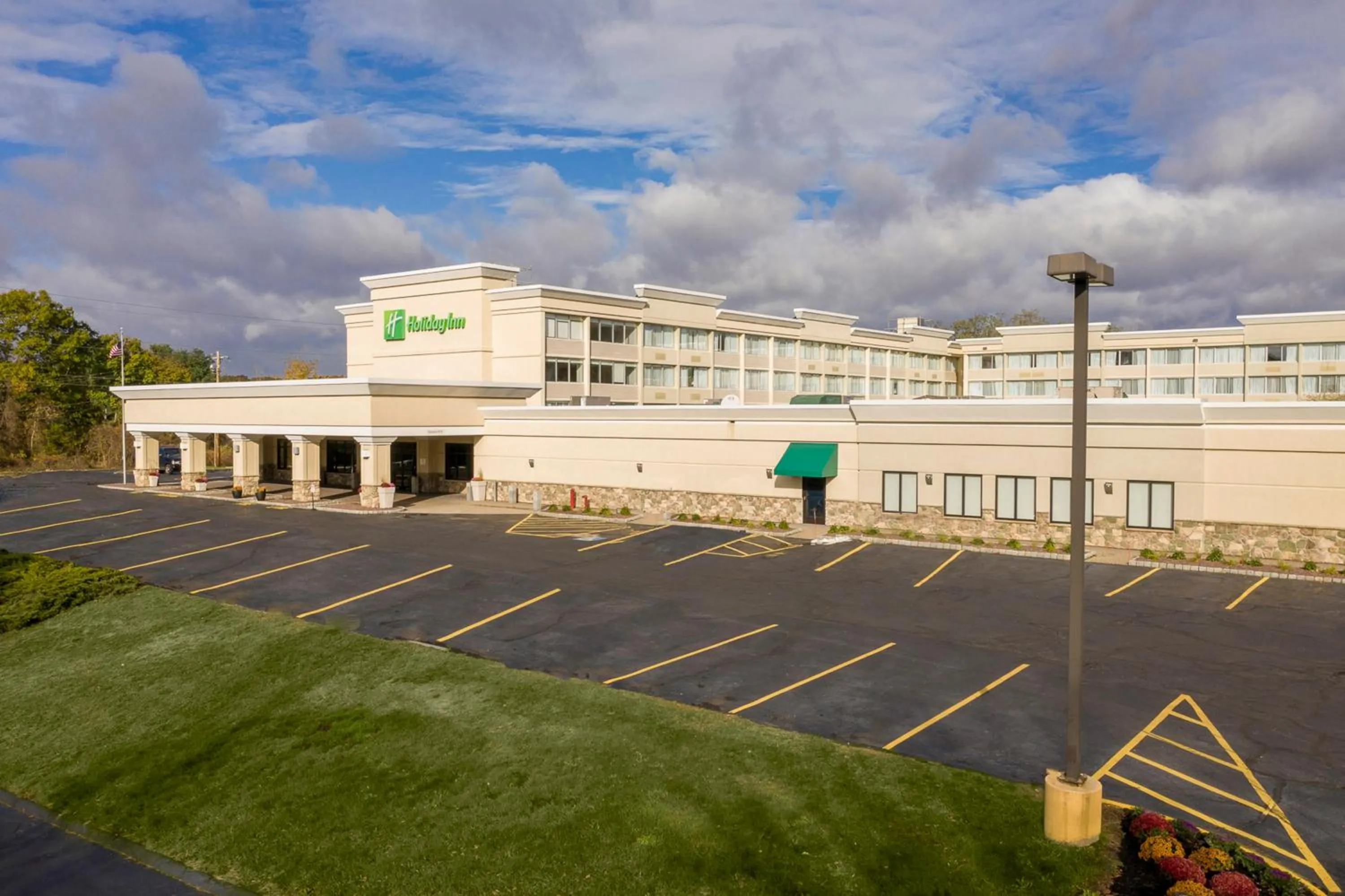 Property Building in Holiday Inn & Suites Marlborough, an IHG Hotel 