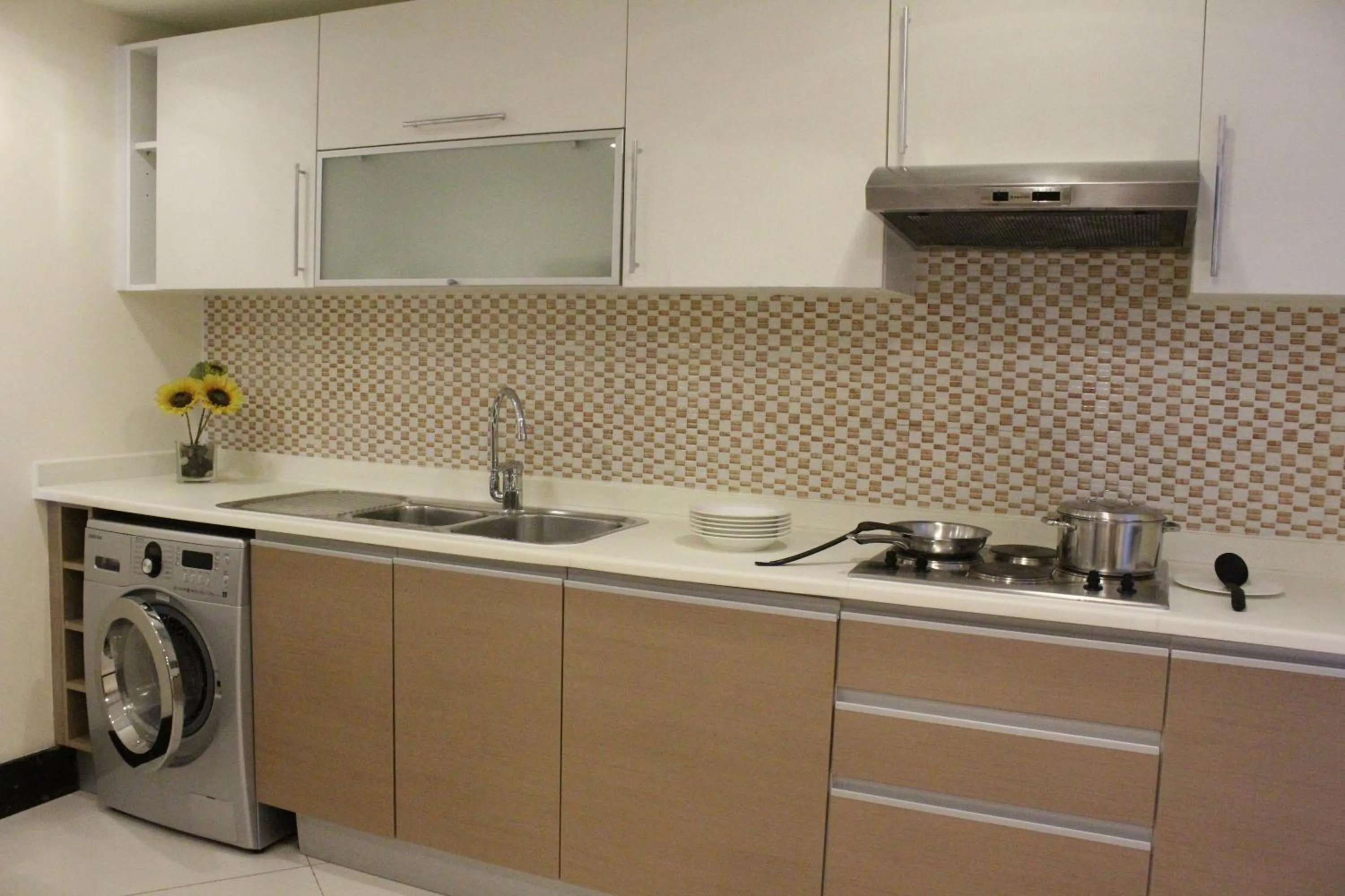 Communal kitchen in Holiday Villa Hotel & Residence City Centre Doha