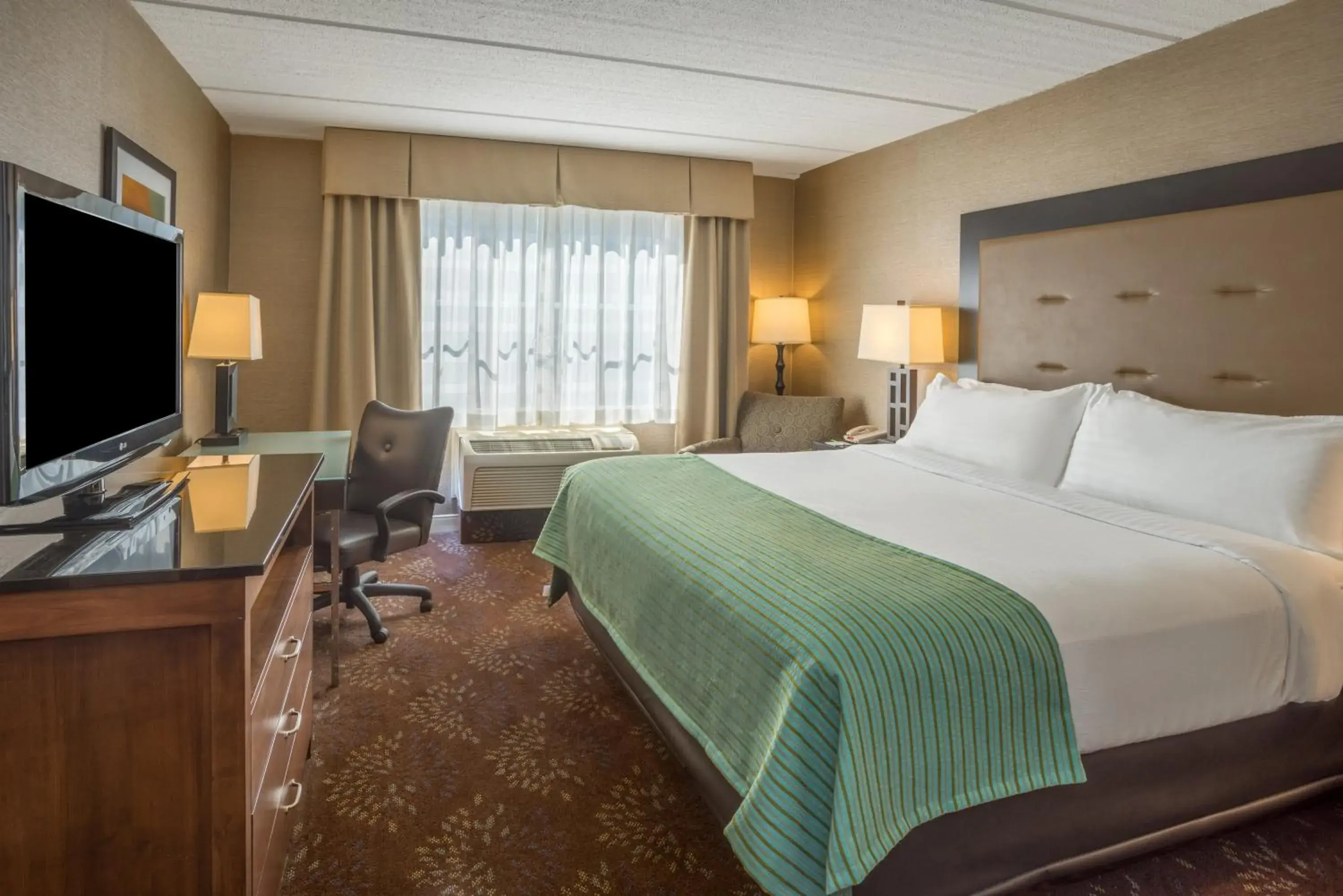 Standard King Room in Holiday Inn South Kingstown-Newport Area by IHG Standard King Room in Holiday Inn South Kingstown-Newport Area by IHG