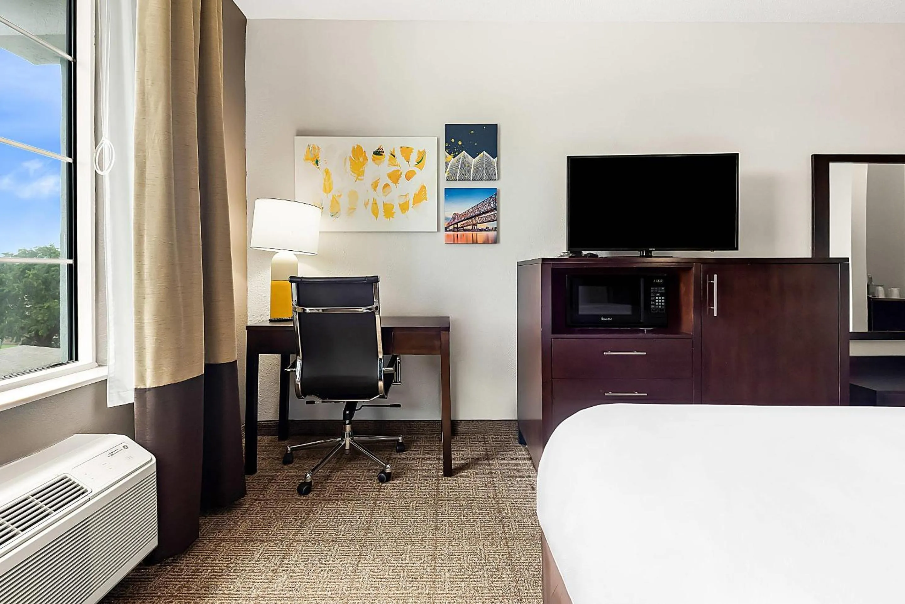 Bedroom, Bed in Comfort Suites New Orleans East