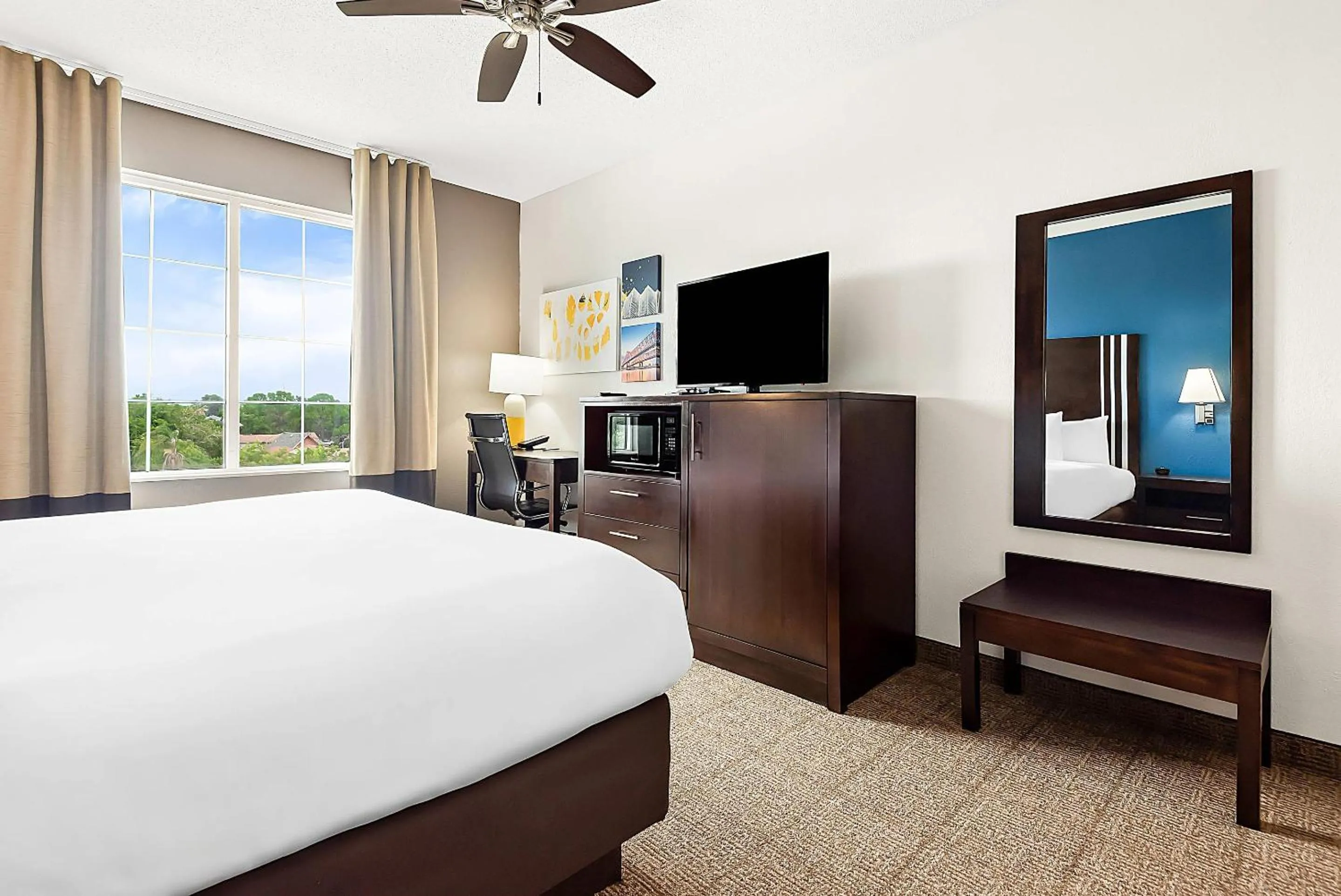 Bedroom, Bed in Comfort Suites New Orleans East