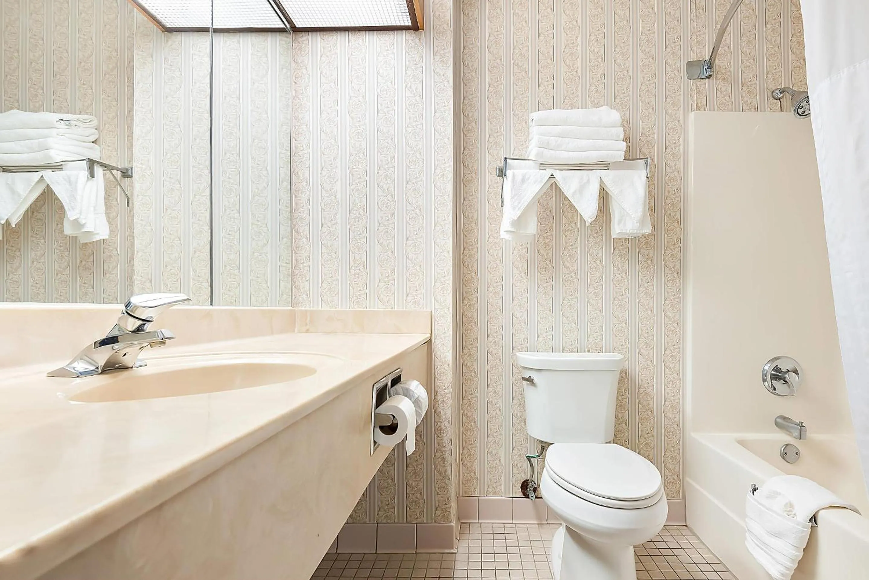 Bedroom in Comfort Suites New Orleans East