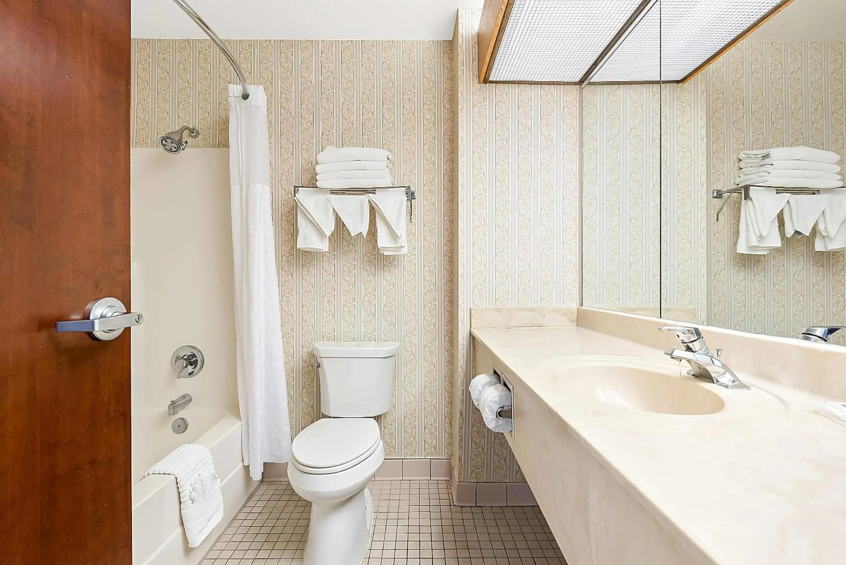 Bedroom in Comfort Suites New Orleans East