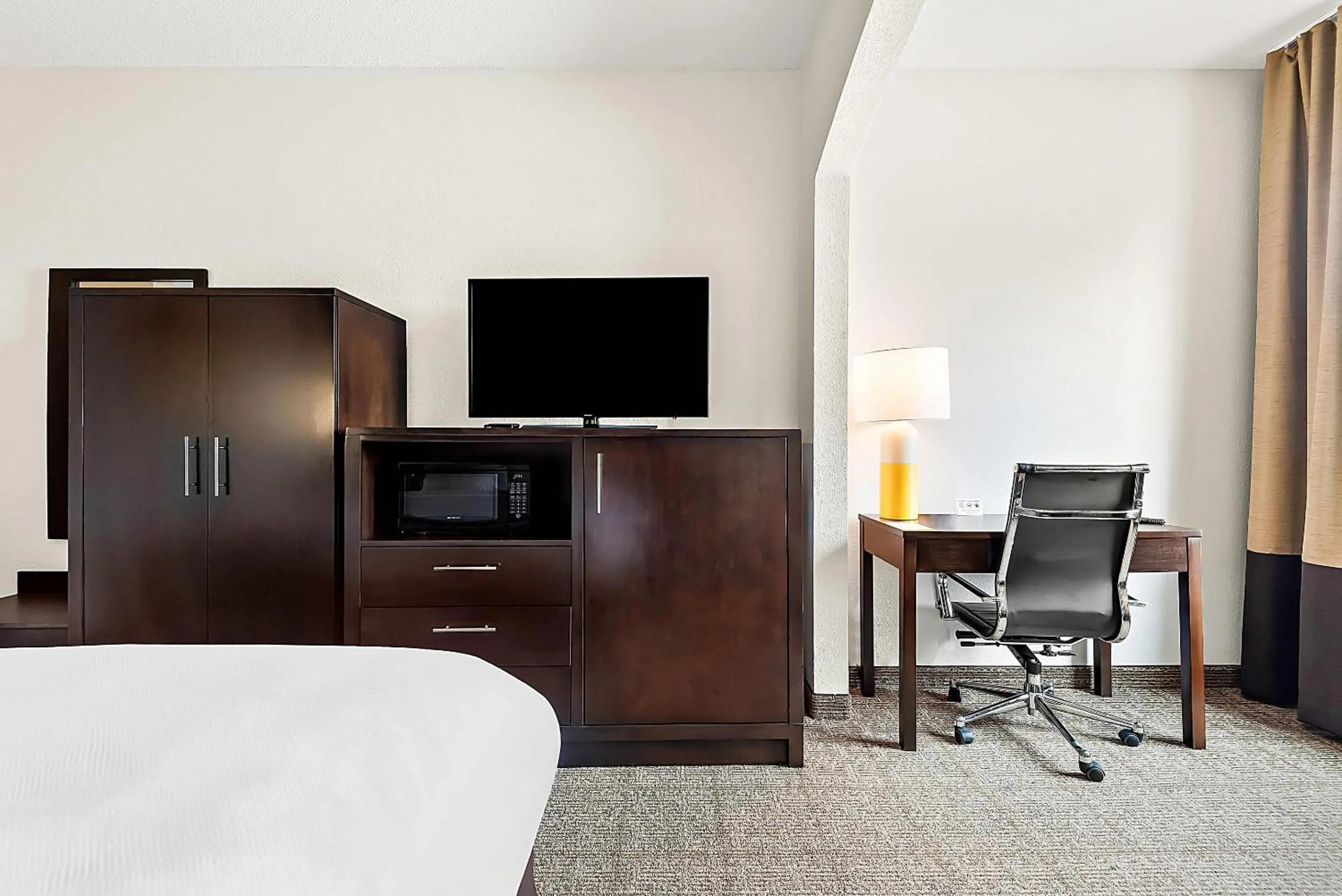 Bedroom, Bed in Comfort Suites New Orleans East