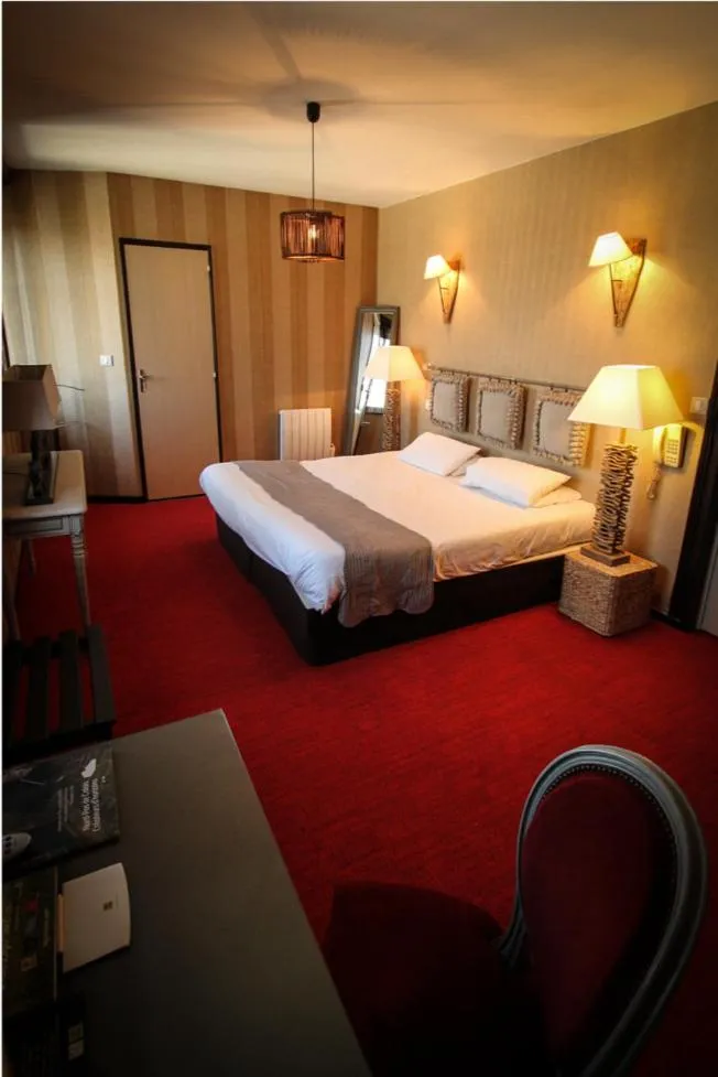 Bed in Logis Hôtel & Restaurant - Le Mouton Blanc