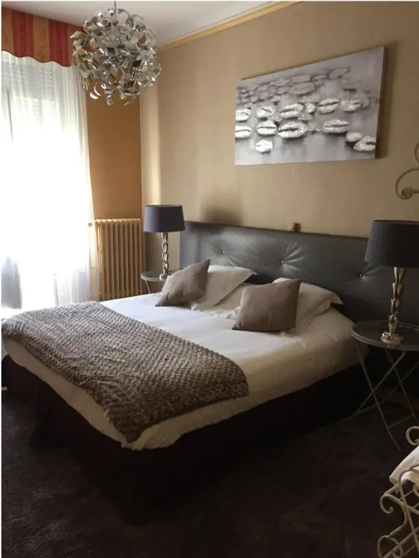 Bed in Logis Hôtel & Restaurant - Le Mouton Blanc