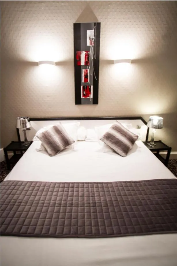 Bed in Logis Hôtel & Restaurant - Le Mouton Blanc