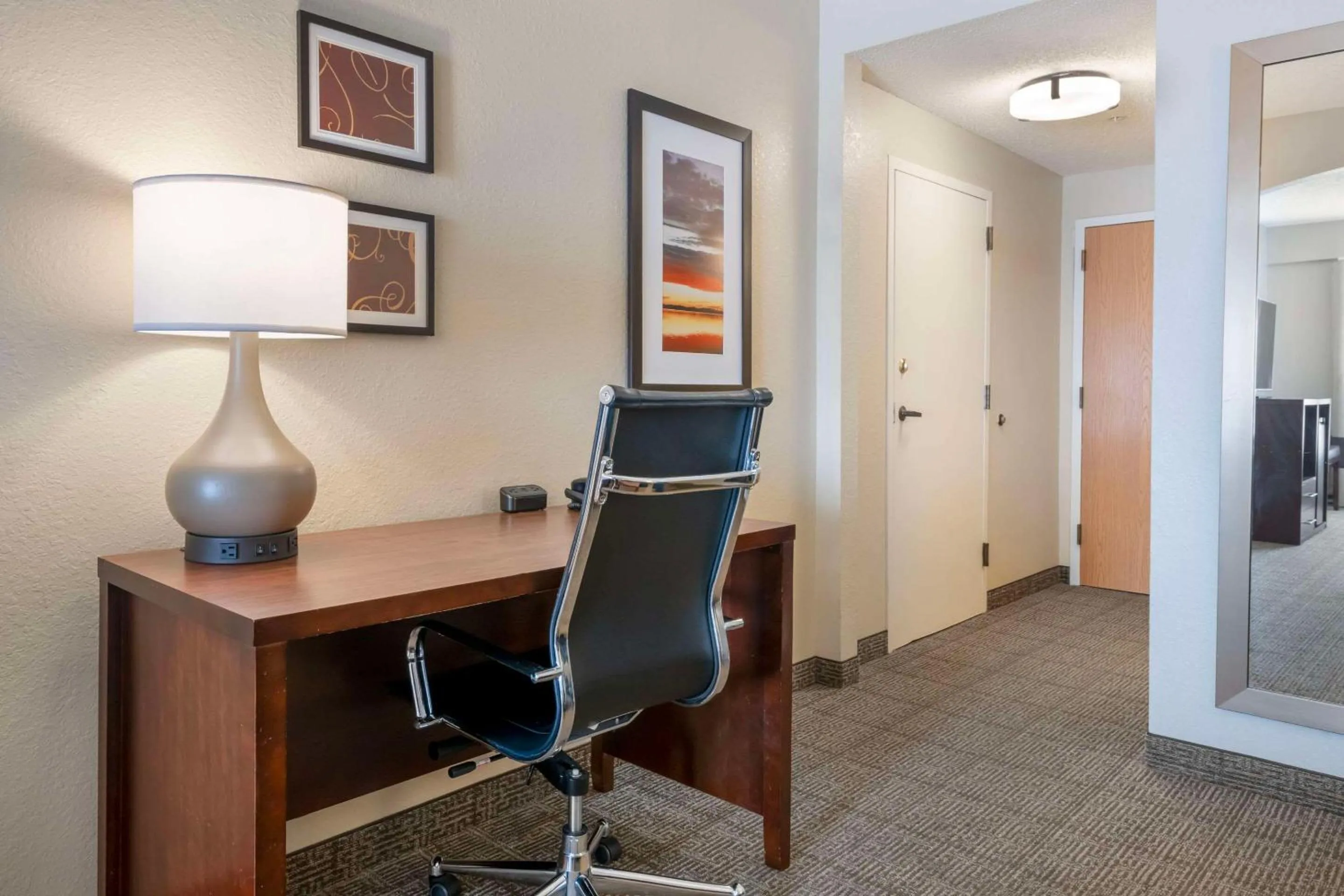 Bedroom in Comfort Suites Downtown