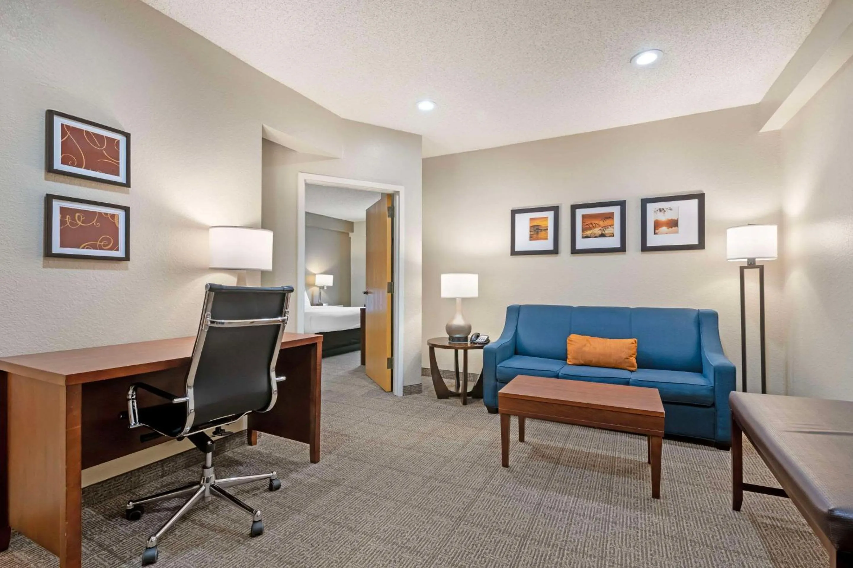 Bedroom in Comfort Suites Downtown