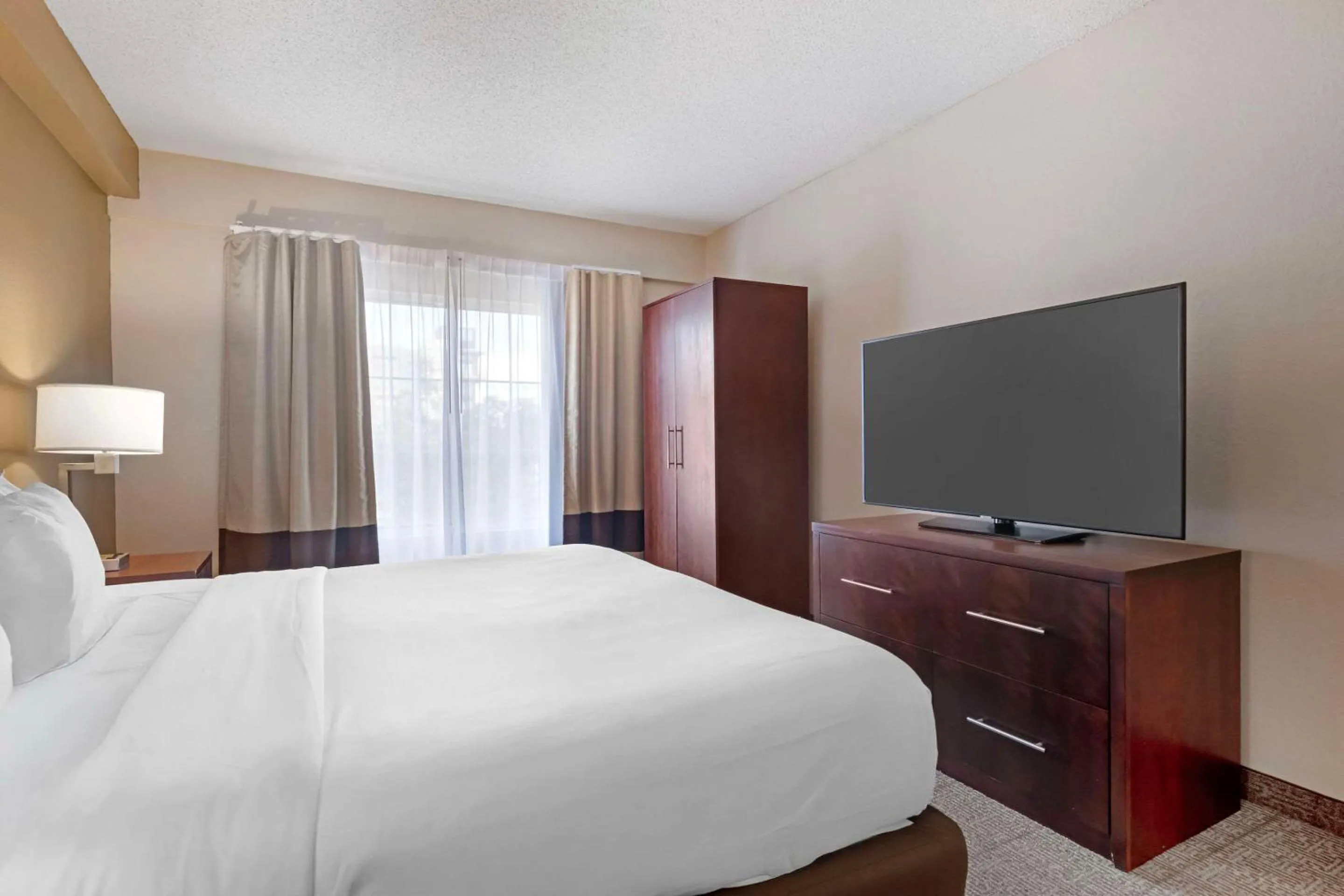 Bedroom, Bed in Comfort Suites Downtown
