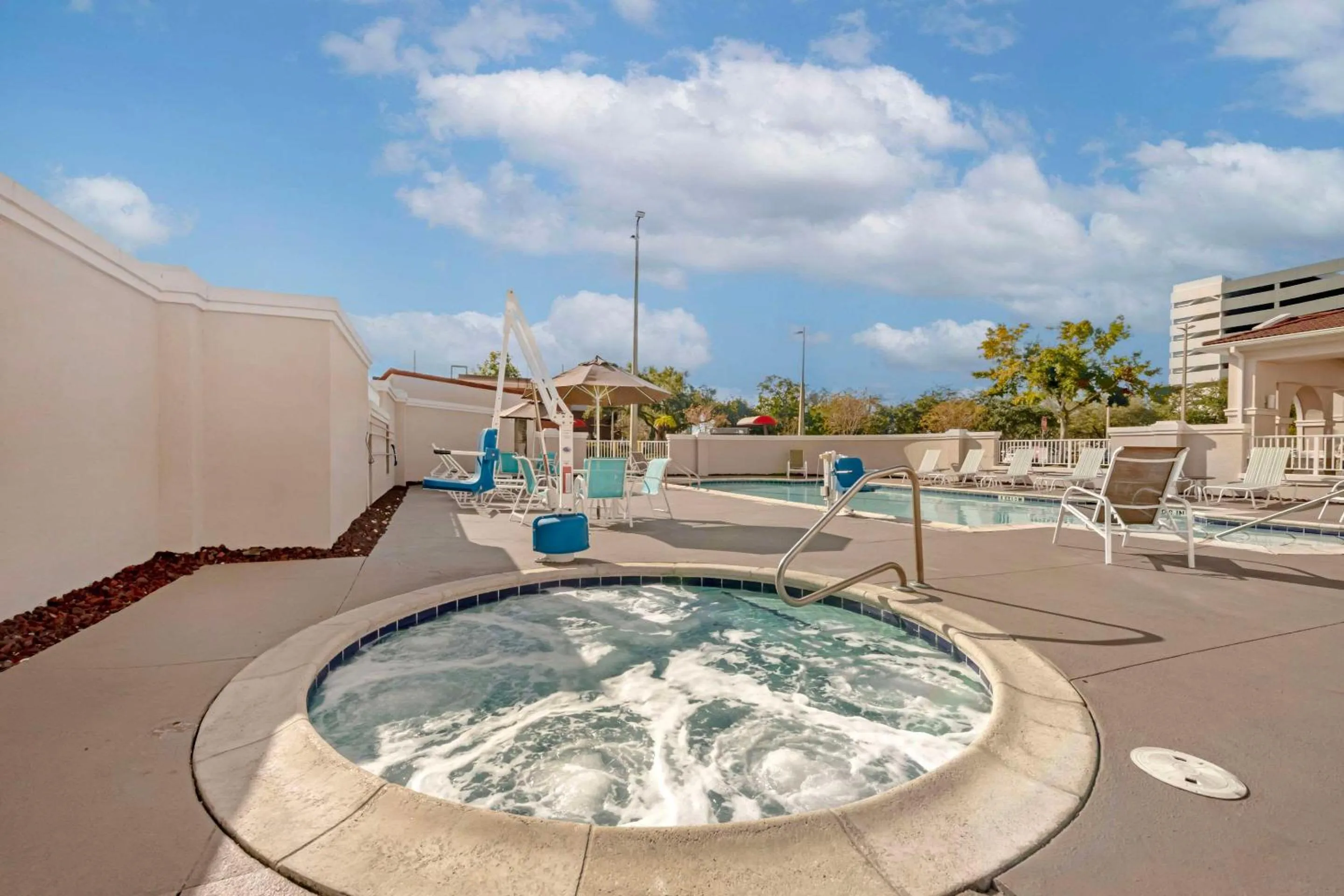 Swimming pool in Comfort Suites Downtown