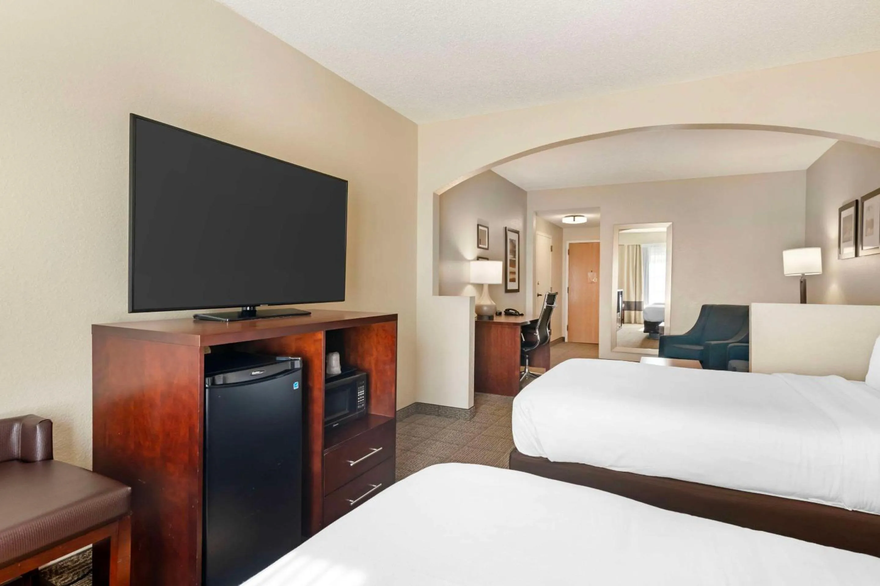 Bedroom, Bed in Comfort Suites Downtown