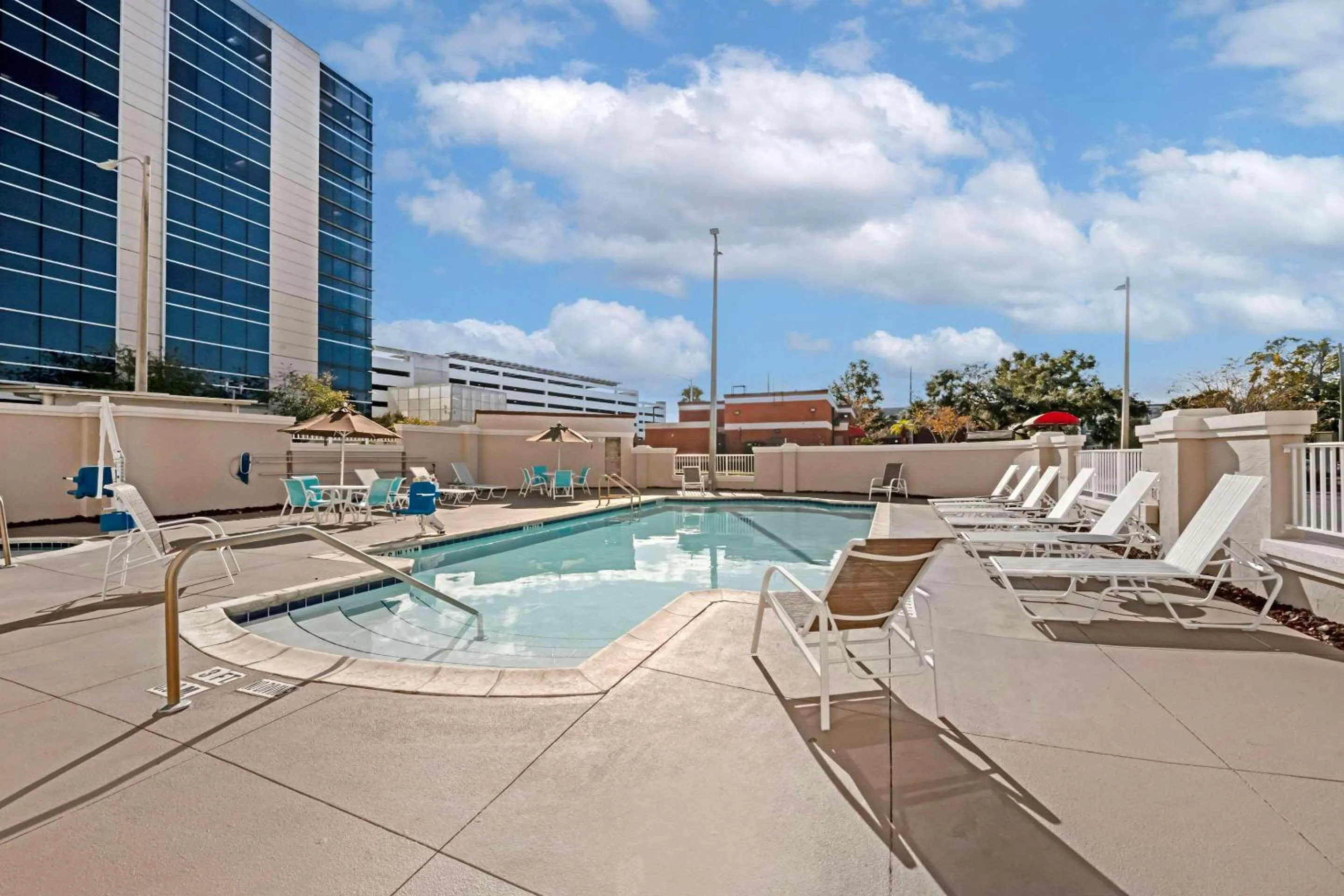 Swimming pool in Comfort Suites Downtown