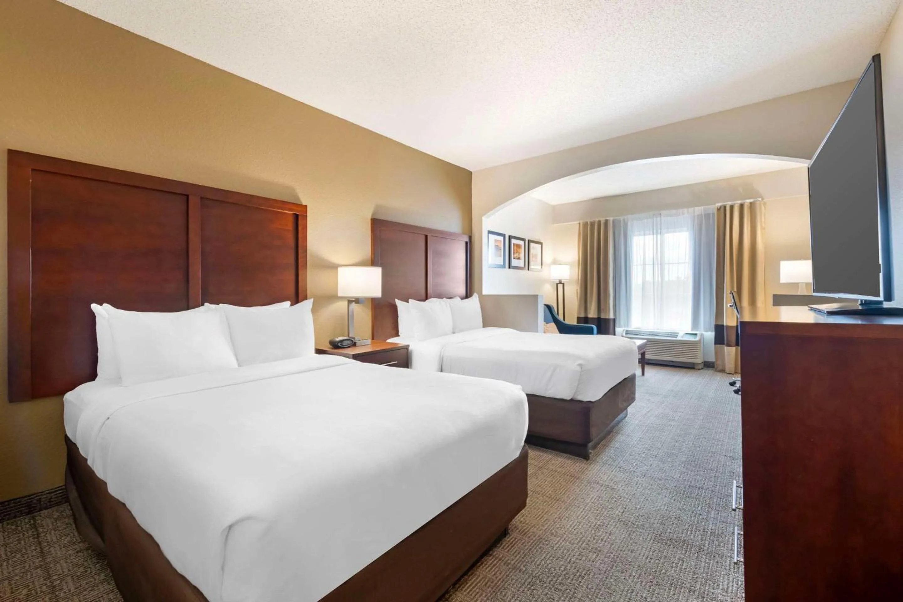 Bedroom, Bed in Comfort Suites Downtown