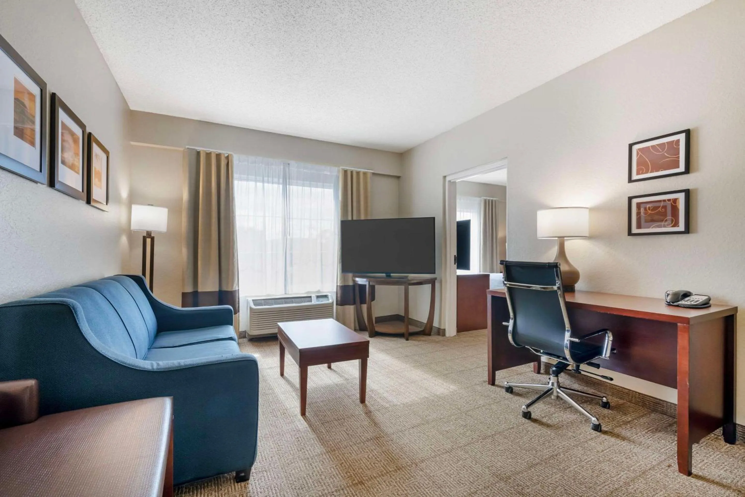 Bedroom in Comfort Suites Downtown