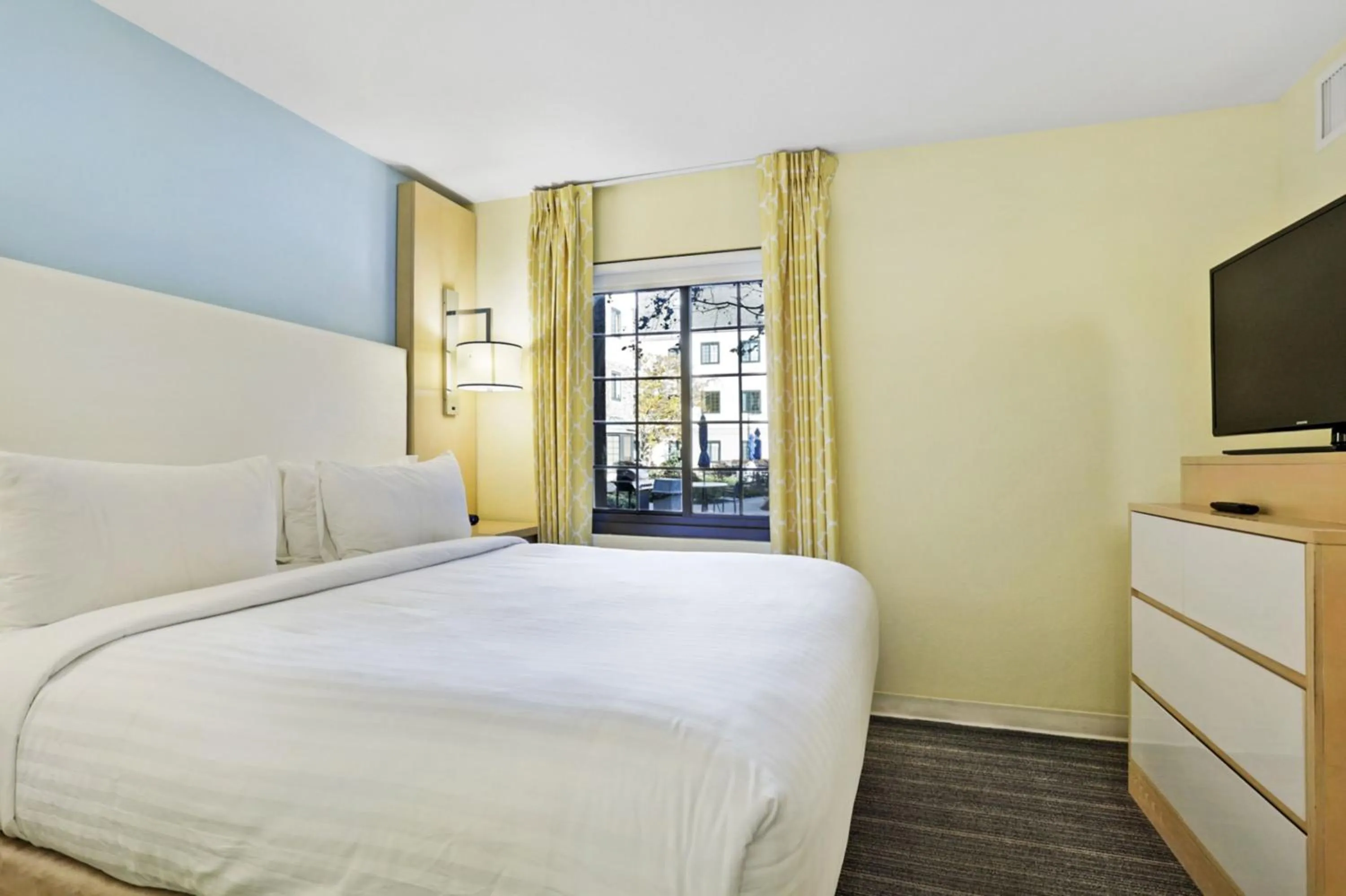 Photo of the whole room, Bed in Staybridge Suites Columbia - Baltimore by IHG