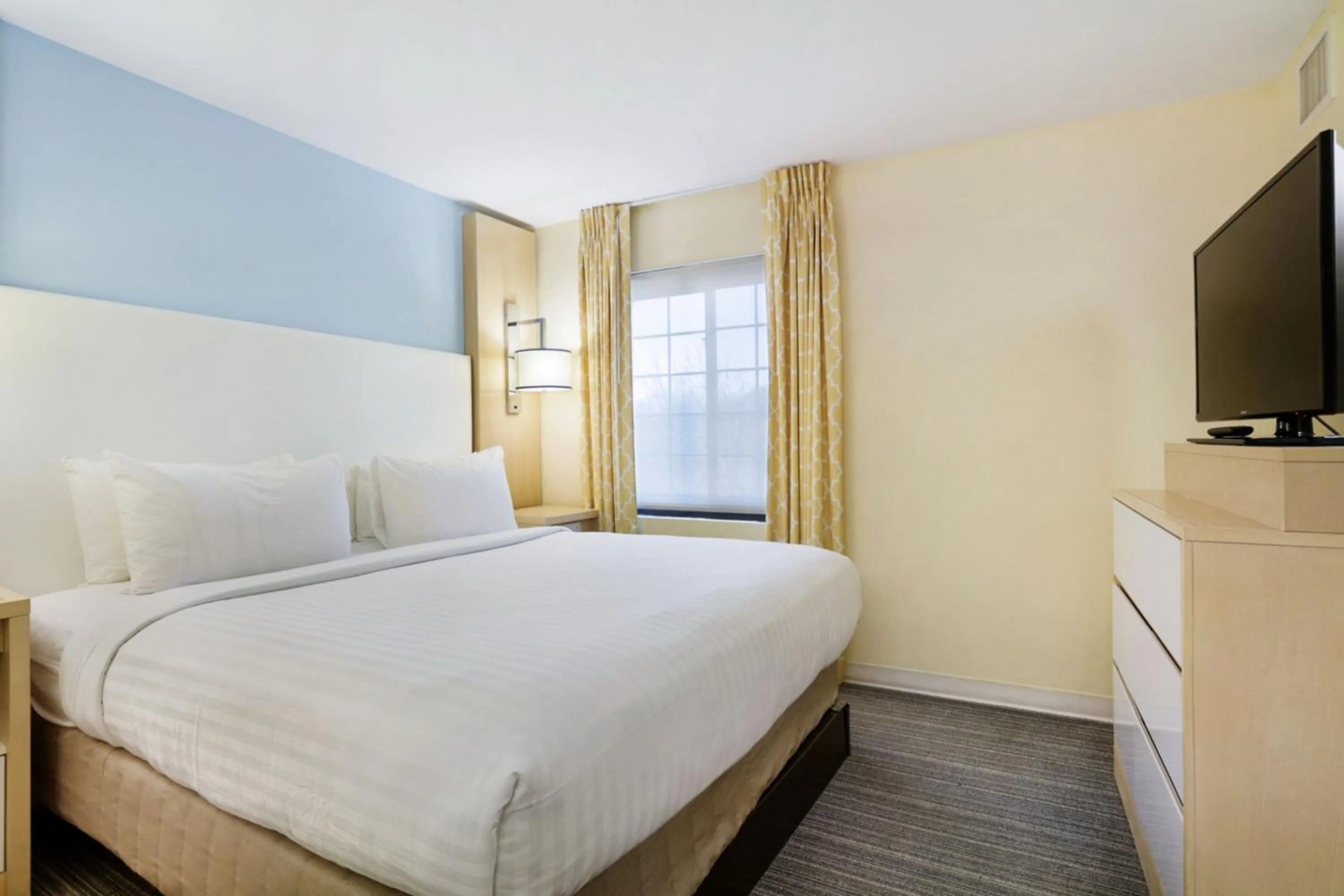 Photo of the whole room, Bed in Staybridge Suites Columbia - Baltimore by IHG
