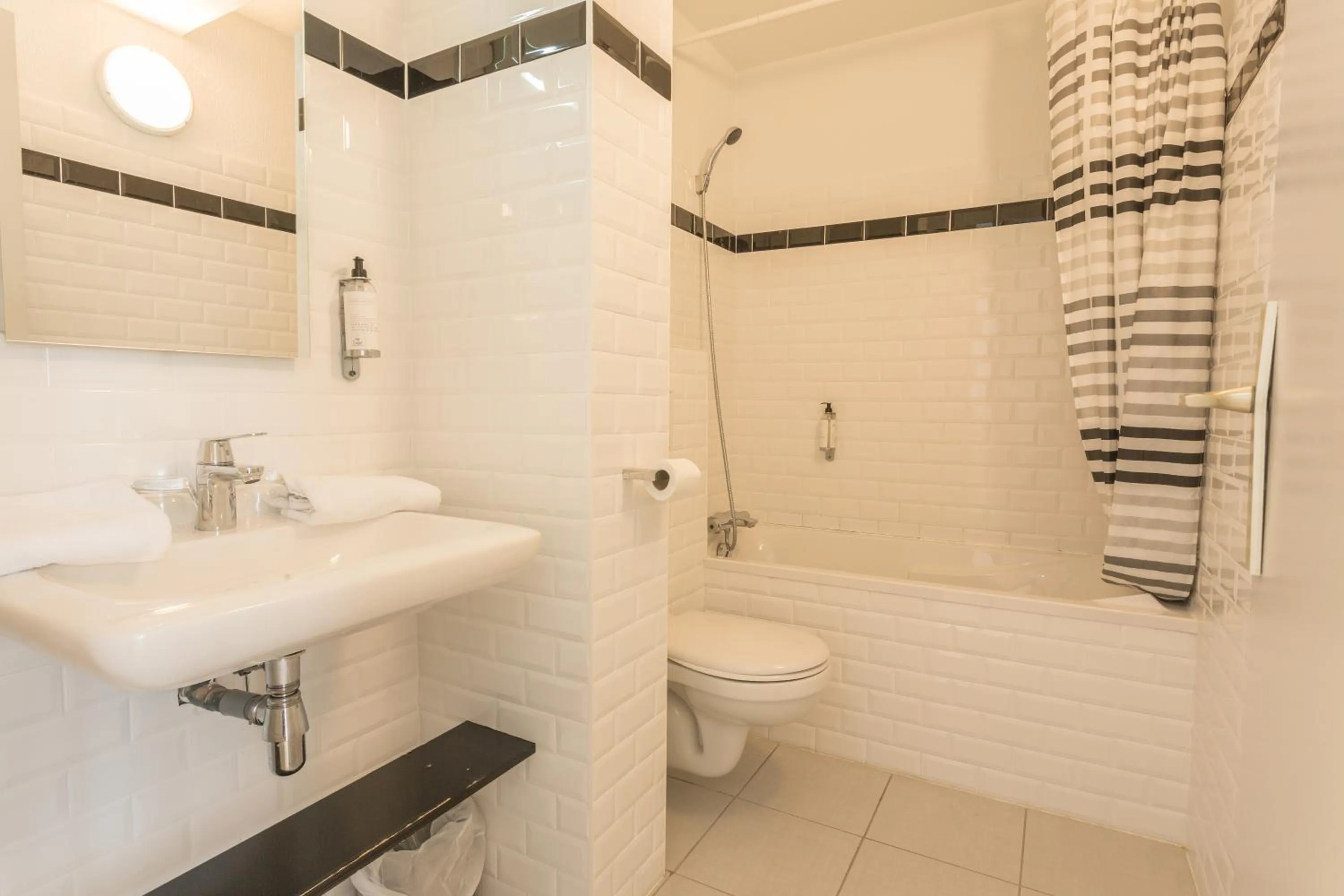 Bathroom in Logis Hôtels - Le Belvédère - Hôtel 2 étoiles et Restaurant